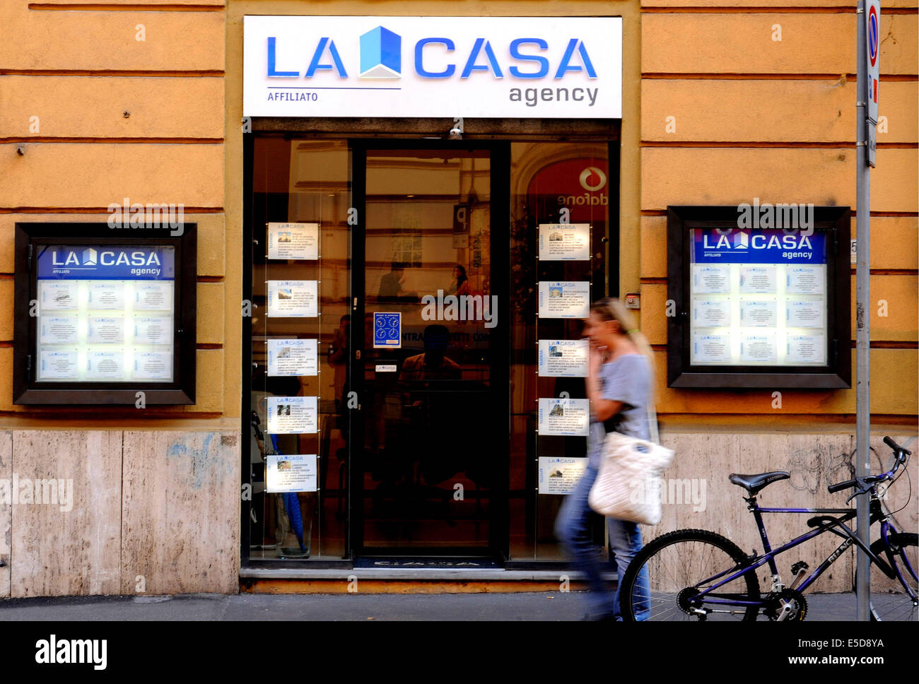 Rom, Italien. 28. Juli 2014. Ein Bewohner geht durch eine Immobilienagentur in Rom, Italien, am 28. Juli 2014. Italienische Vertrauen der Unternehmen Index erreichte 90,9 Punkte im Juli, die den höchsten Stand seit August 2011 erreicht hat, nach italienische nationale Statistikbehörde Istat am Montag. Marktbestimmte Dienstleistungen, Bau und Handel gehören zu den größten Optimisten Sektoren. © Xu Nizhi/Xinhua/Alamy Live-Nachrichten Stockfoto