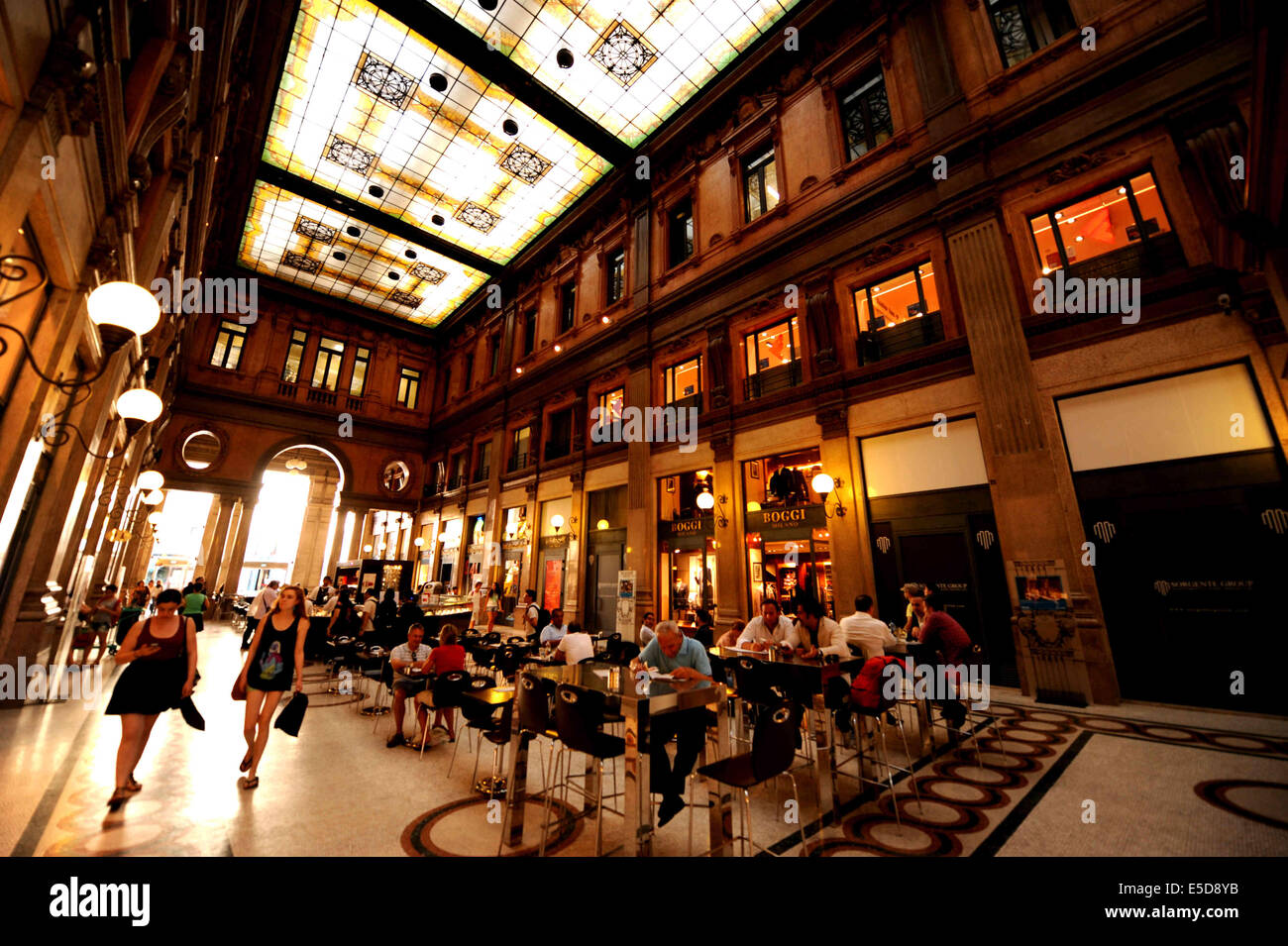 Rom, Italien. 28. Juli 2014. Menschen genießen Sie in einem Luxus-shopping-Arkade in Rom, Italien, 28. Juli 2014. Italienische Vertrauen der Unternehmen Index erreichte 90,9 Punkte im Juli, die den höchsten Stand seit August 2011 erreicht hat, nach italienische nationale Statistikbehörde Istat am Montag. Marktbestimmte Dienstleistungen, Bau und Handel gehören zu den größten Optimisten Sektoren. © Xu Nizhi/Xinhua/Alamy Live-Nachrichten Stockfoto