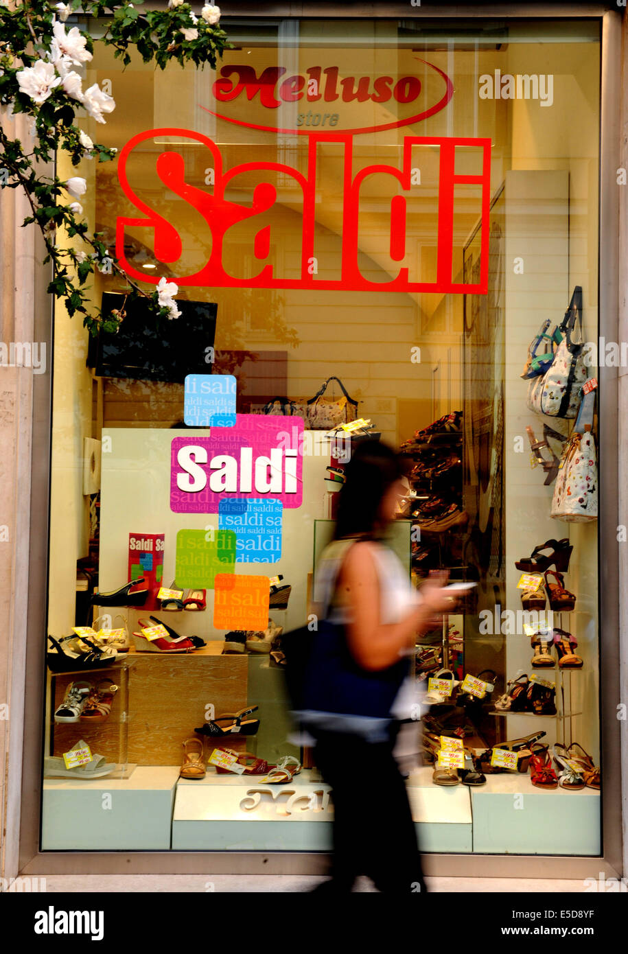 Rom, Italien. 28. Juli 2014. Ein Bewohner geht durch ein Geschäft in Rom, Italien, am 28. Juli 2014. Italienische Vertrauen der Unternehmen Index erreichte 90,9 Punkte im Juli, die den höchsten Stand seit August 2011 erreicht hat, nach italienische nationale Statistikbehörde Istat am Montag. Marktbestimmte Dienstleistungen, Bau und Handel gehören zu den größten Optimisten Sektoren. © Xu Nizhi/Xinhua/Alamy Live-Nachrichten Stockfoto