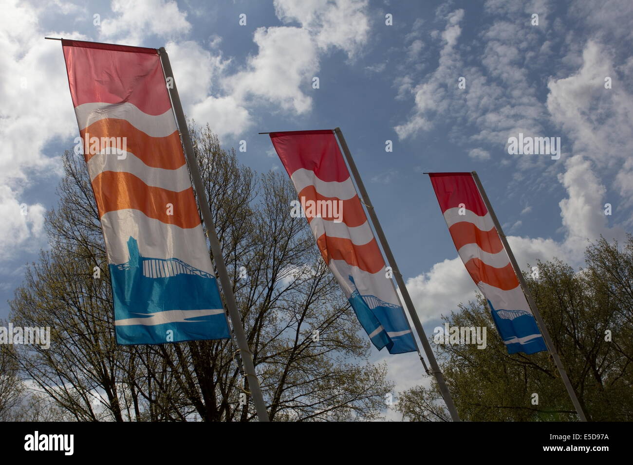 Arnhem, Niederlande: April 2012 - Fahnen an der Nijmegen-Straße am John-Frost-Brücke in Arnheim, Niederlande Stockfoto