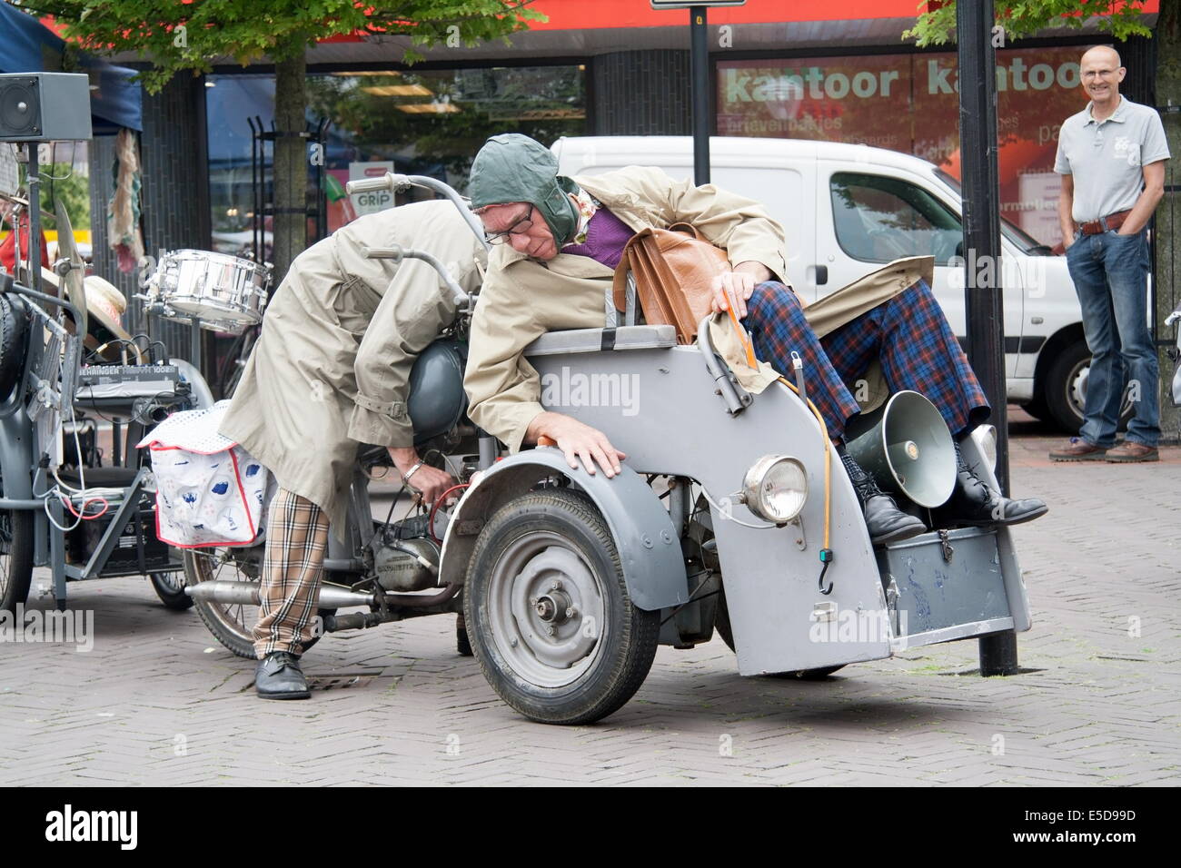 Hoogeveen, Niederlande: 18. August 2011 - Performance des Theaters in Hoogeveen, Niederlande Stockfoto