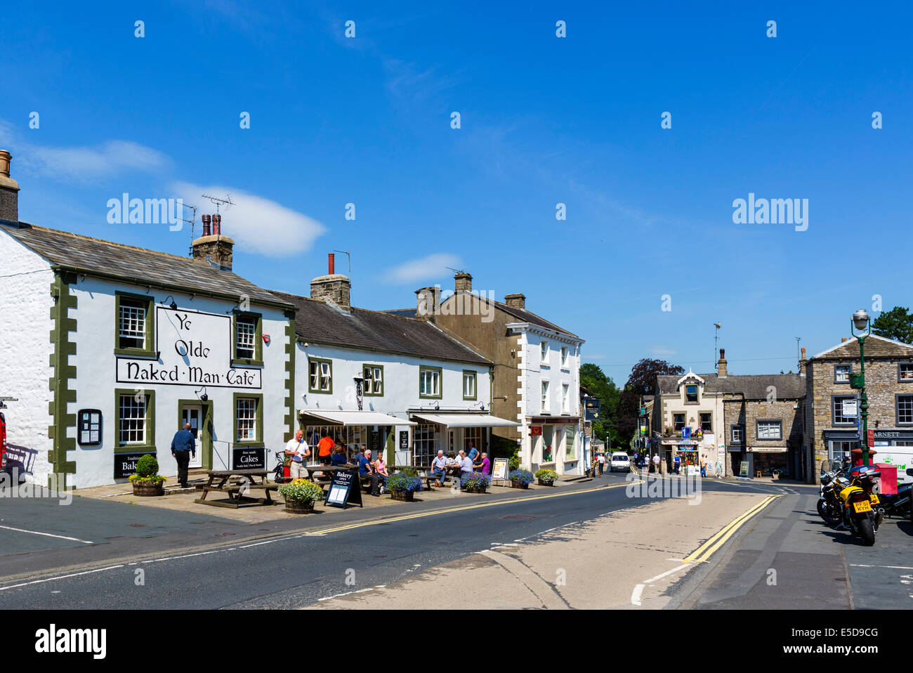 Der Marktplatz im Zentrum der kleinen Stadt von Settle, North Yorkshire, UK Stockfoto