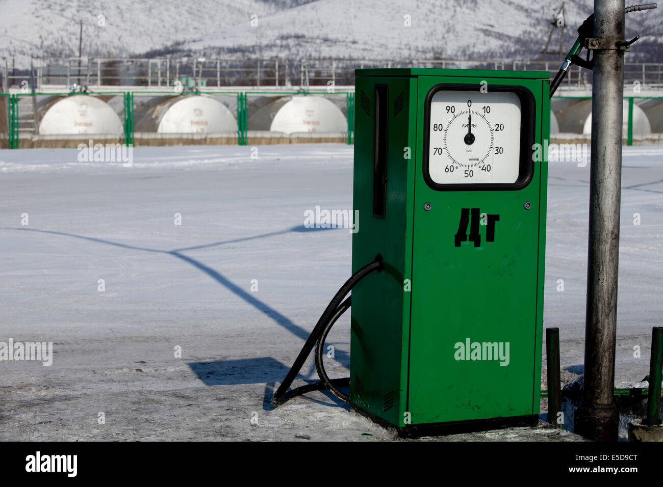 Russische Grüne Tankstelle Pumpe Schneeberge Stockfoto