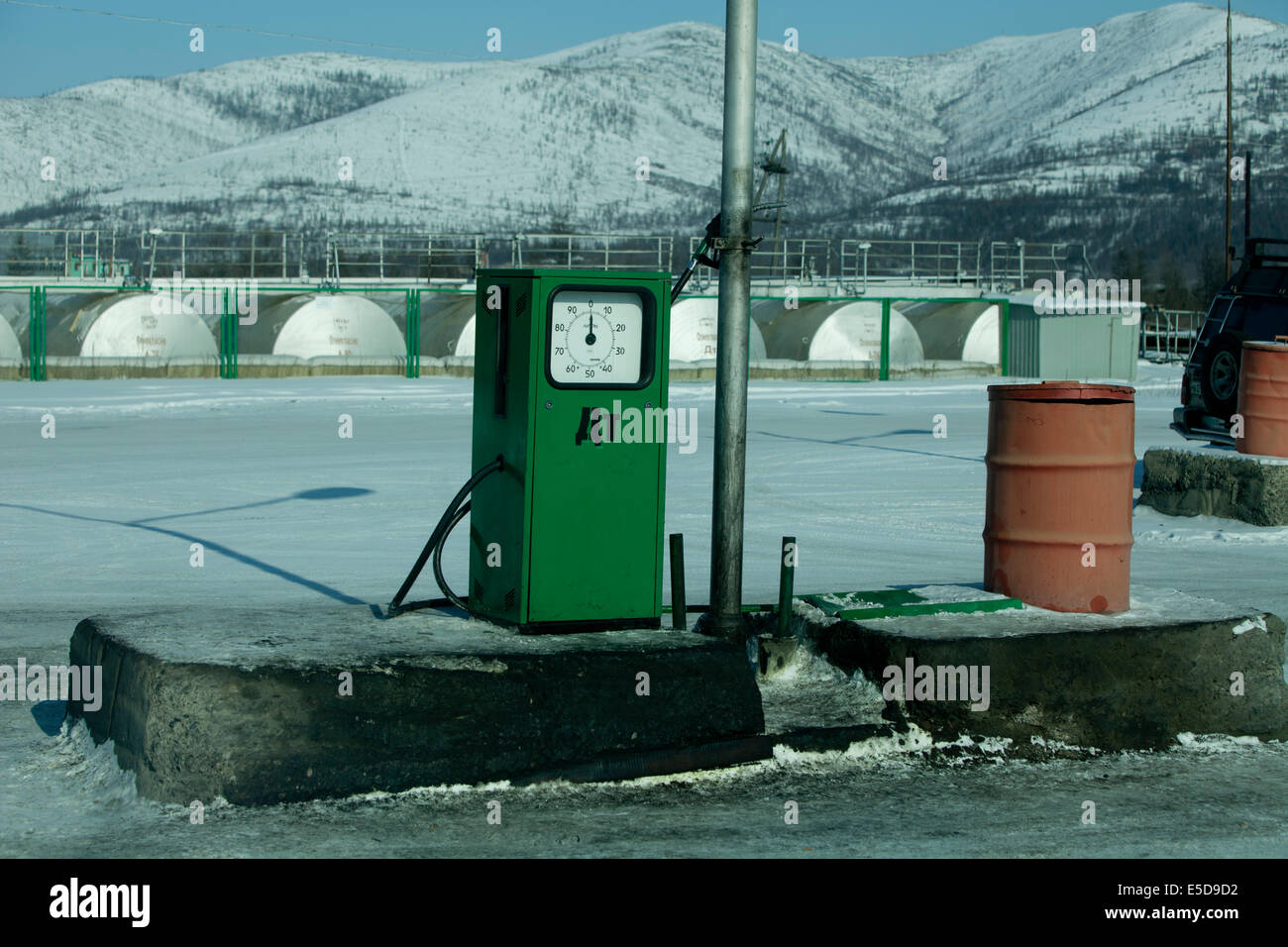 Russische Grüne Tankstelle Pumpe Schneeberge Stockfoto