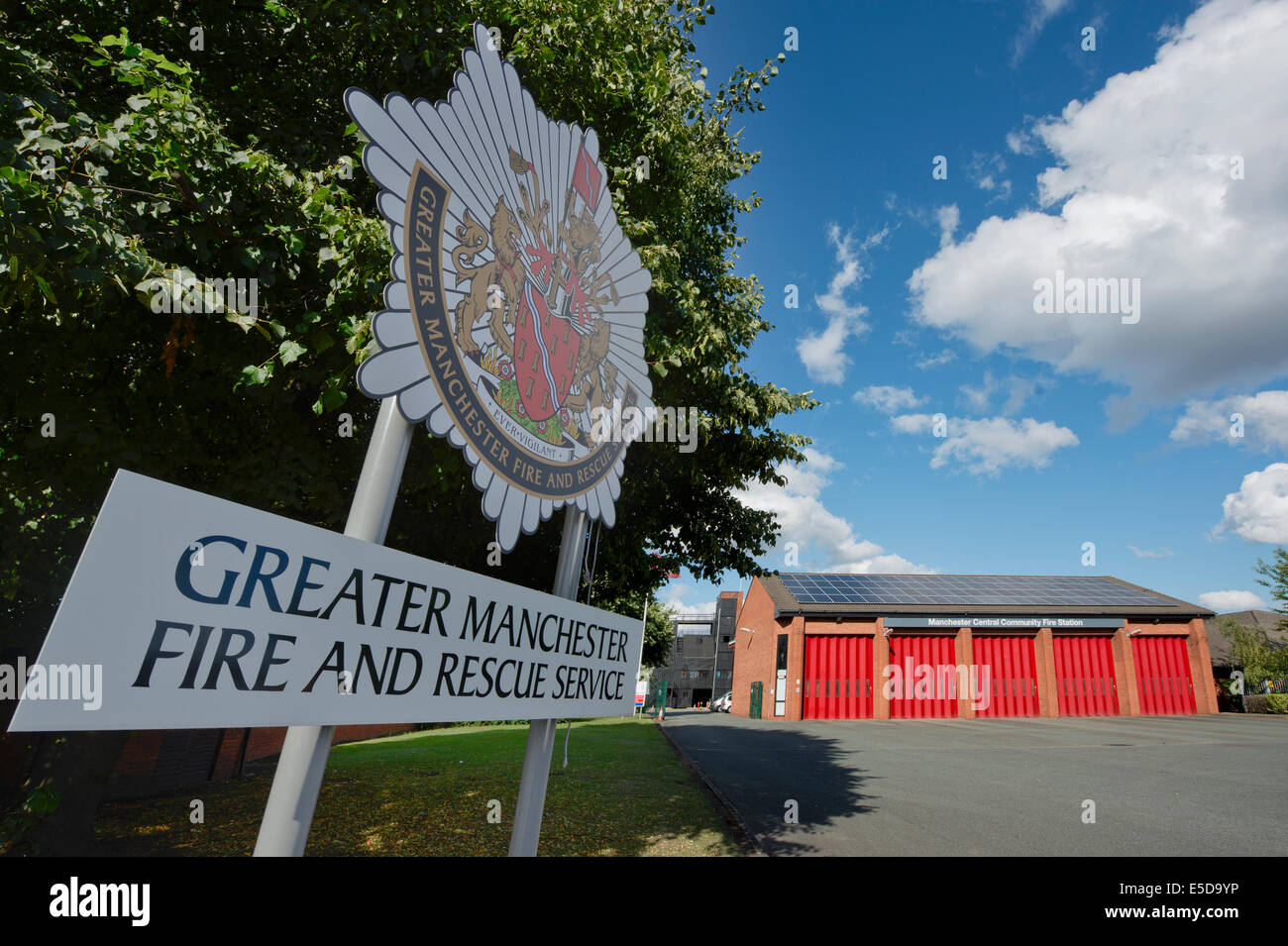 Die Beschilderung für Manchester zentrale Feuerwache auf Thompson Street im Stadtteil New Cross befindet sich am Rande des Stadtzentrums. Stockfoto