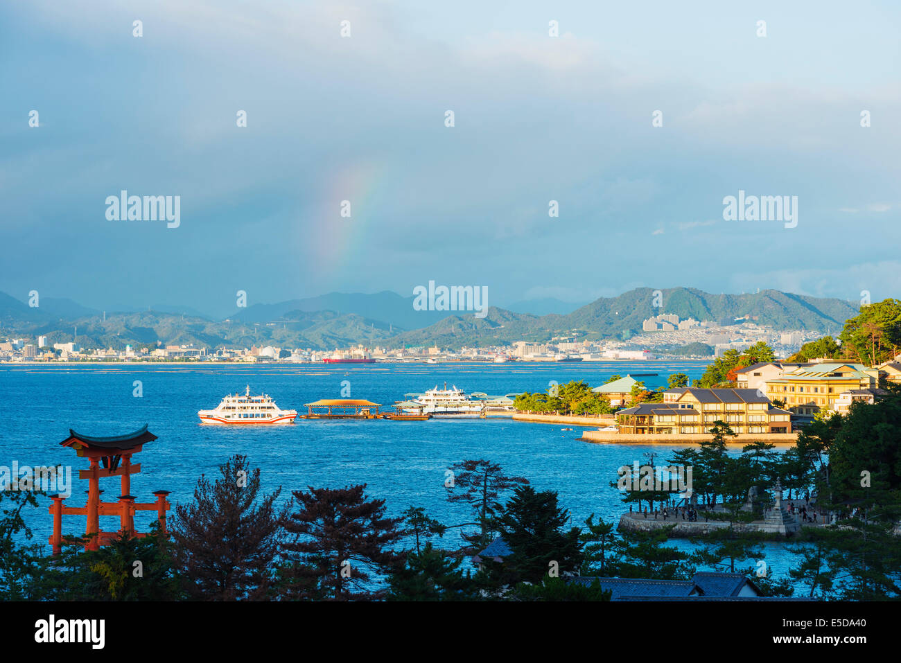 Asien, Japan, Honshu, Hiroshima-Präfektur, Insel Miyajima, Regenbogen über Torii-Tor des Itsukushima-Jinja Shinto-Schrein, Unesco Stockfoto