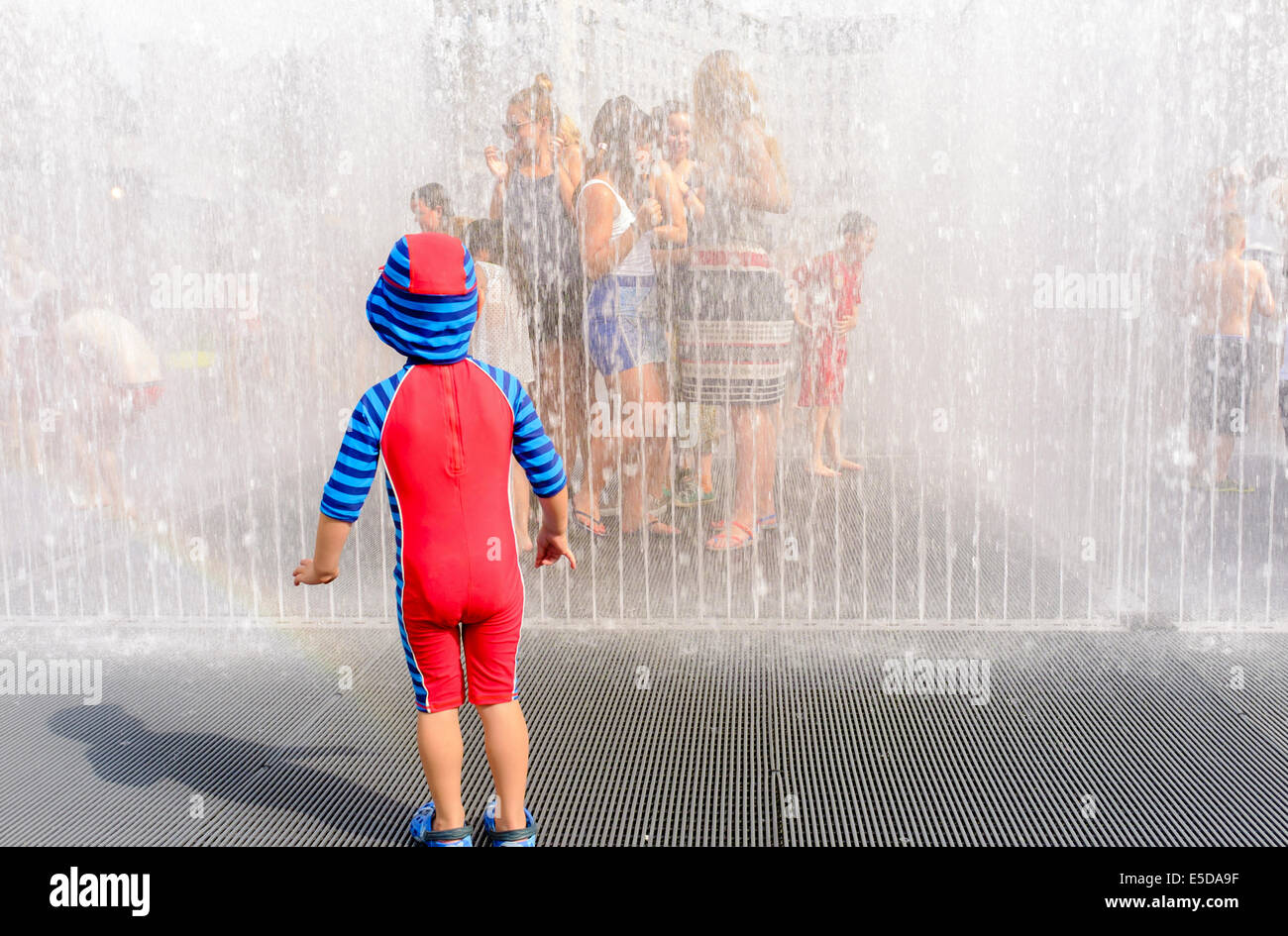 Kleiner Junge nähert sich zaghaft erscheinen Räume von Jeppe Hein im Southbank Centre, London UK Stockfoto