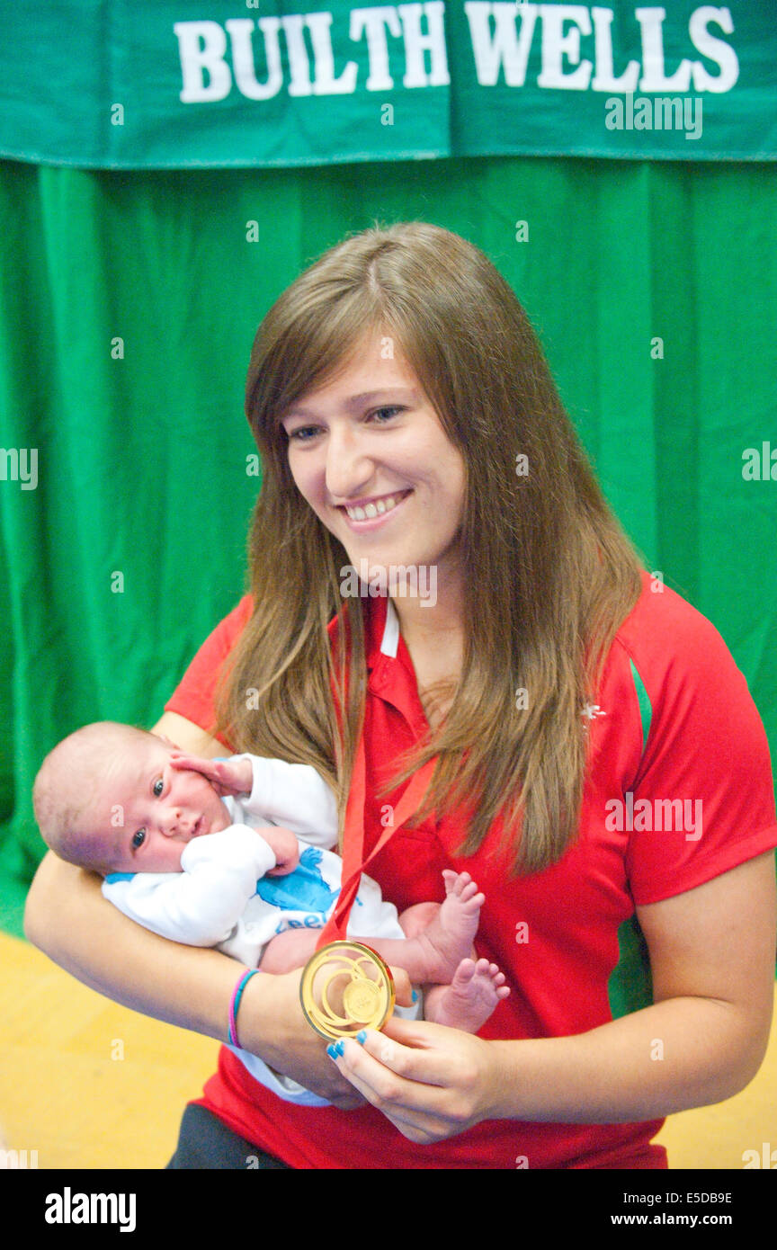 Builth Wells, UK. 28. Juli 2014. Natalie posiert mit Neugeborenen - Harley John Cook 3 Wochen der jüngste gratulieren. Natalie Powell 23, Commonwealth-Spiele Judo-Olympiasieger, ruft gemeinsam mit Familie und Freunden im Irfon Judo Club wo sie Judo im Alter von 8 lernte unter dem coaching von senior Trainer Richard Jones. Ursprünglich aus der Mid-Wales Beulah lebt Natalie jetzt in Cardiff, wo sie Biomedical Science an der Uni Cardiff studiert. Sie verlässt am kommenden Mittwoch für eine Ausbildung in Portugal vor im Wettbewerb bei der Judo-Weltmeisterschaft in Russland. © Graham M Stockfoto