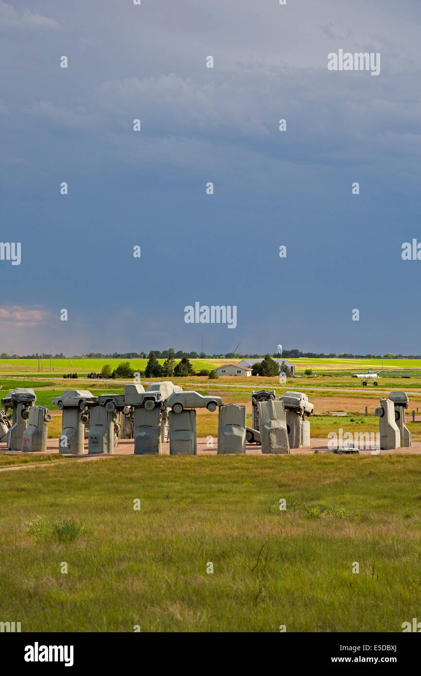 Allianz, Nebraska - Carhenge, einem Kreis von alten Autos miteinander verschraubt und die Hälfte in der Erde vergraben. Stockfoto