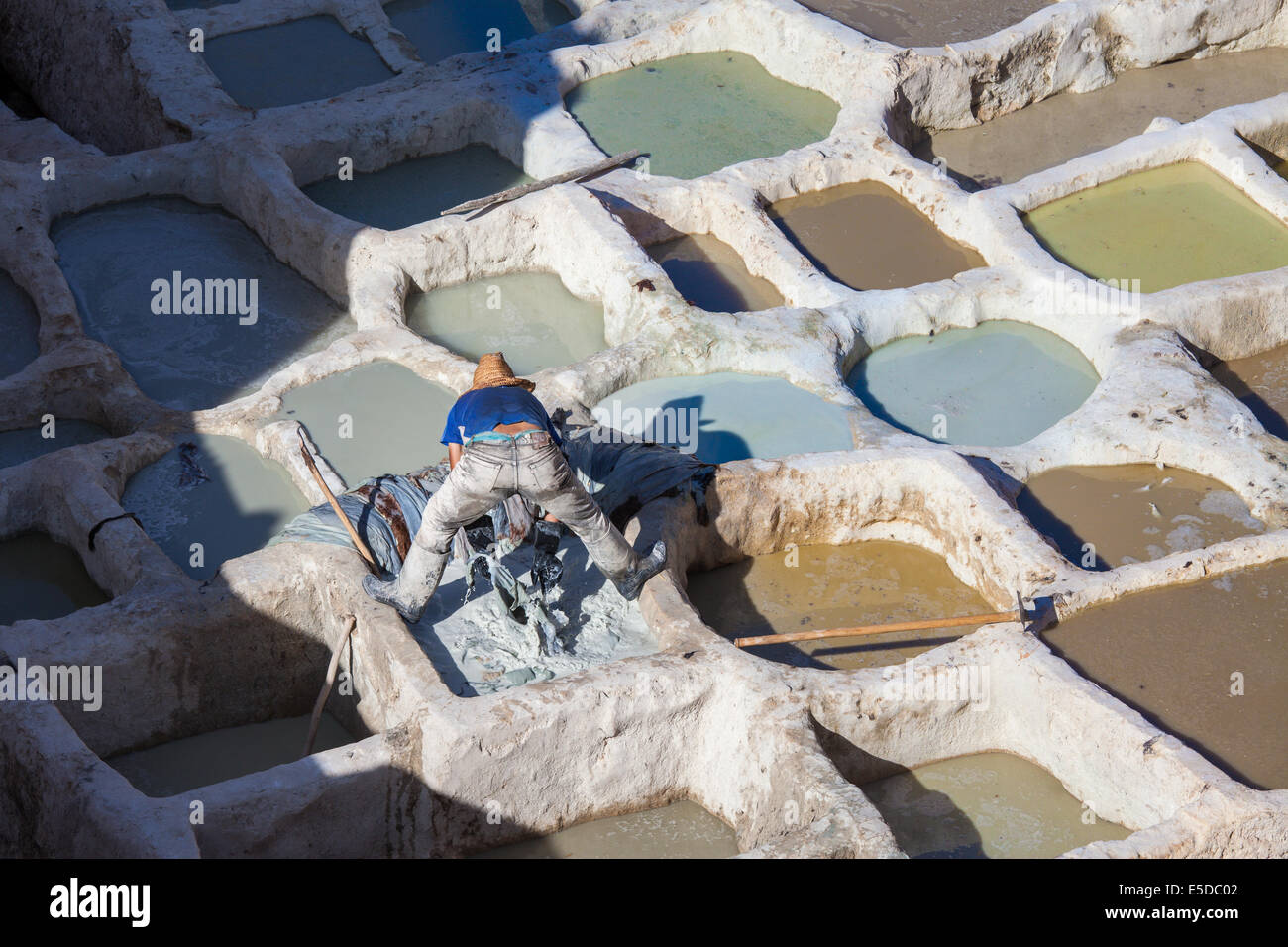 Ein Arbeiter in der Leder-Gerbereien von Fez (oder Fes, FES) in Zentralmarokko, in den frühen Morgenstunden. Stockfoto