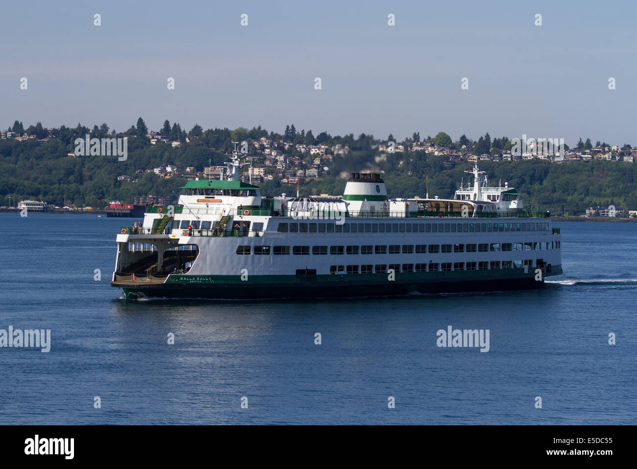 Ein Washington State Ferry kreuzt Puget Sound mit West Seattle im Hintergrund Stockfoto