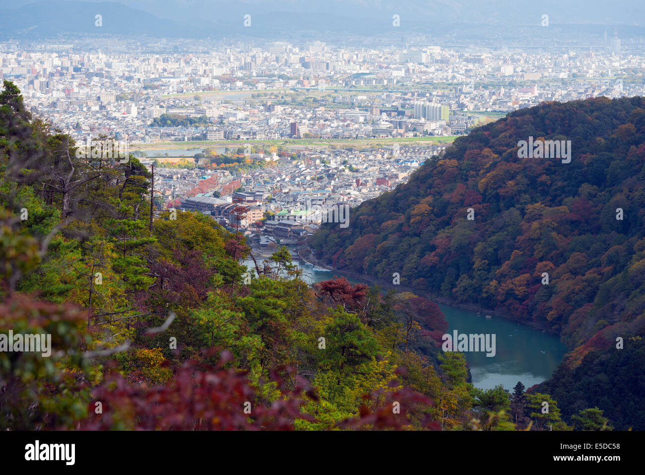 Asien; Japan; Honshu; Kyoto; Skyline und Arashiyama Herbstfärbung Stockfoto