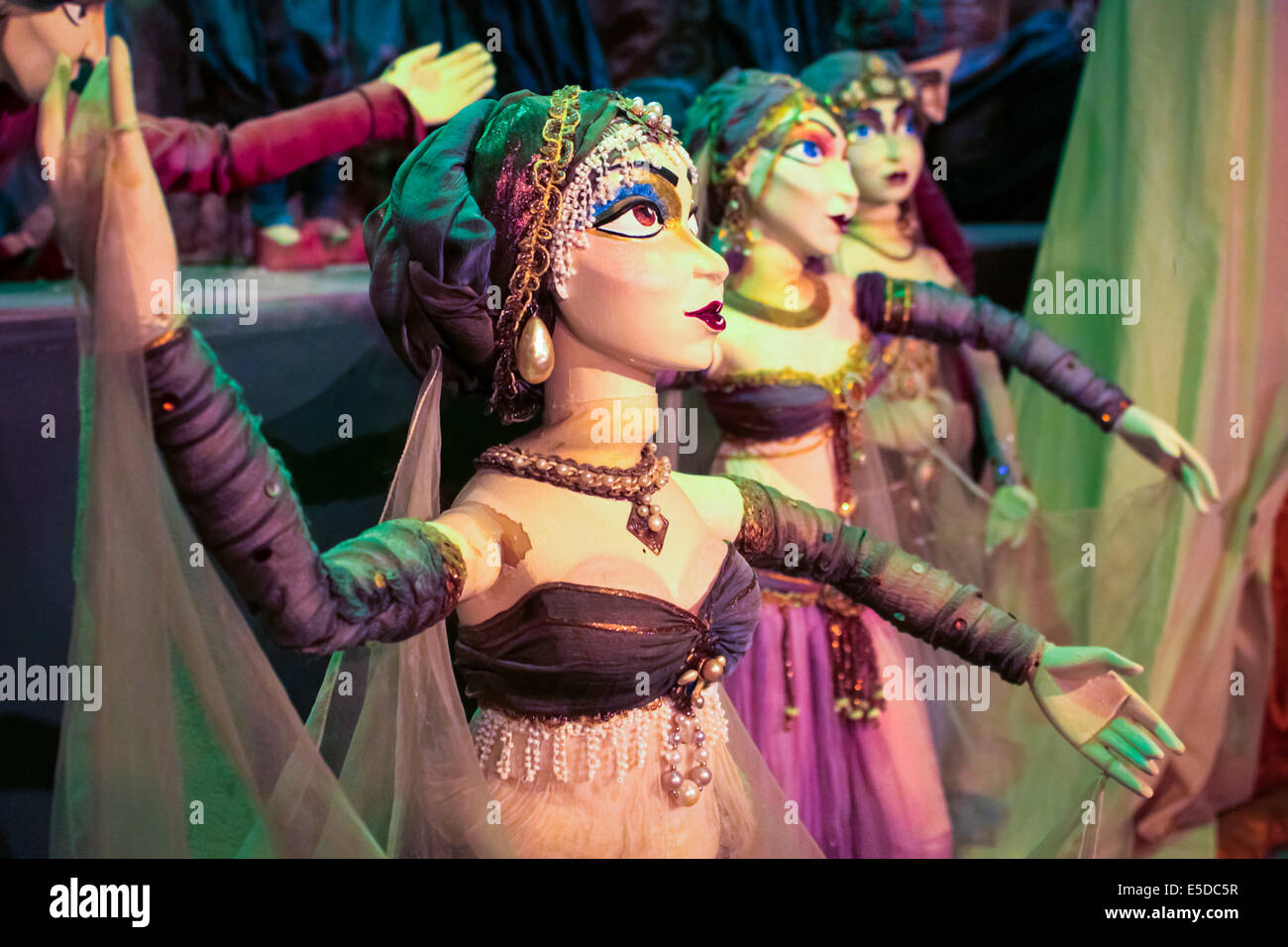 Eine Linie des Tanzes Zigeuner Puppen, posierte mit gestreckten Stockfoto