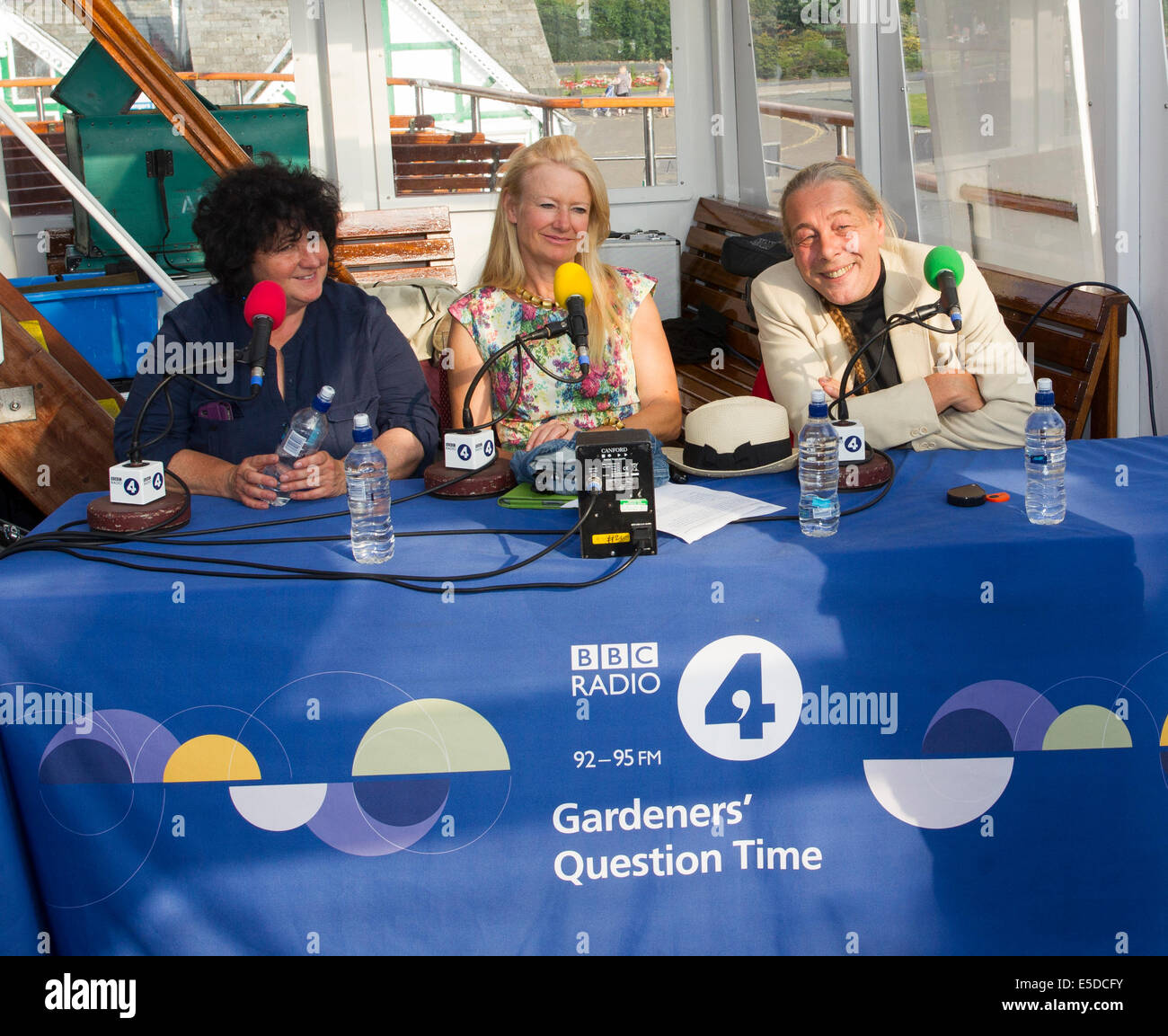 Lake Windermere Cumbria UK 28. Juli 2014 Bowness auf Windermere der Dampfer "The MV Teal' Zugehörigkeit zu Kreuzfahrten auf dem See Windermere bewirtet BBC" Gärtner "Fragestunde" am Montag 28. Juli. Diese spezielle Aufnahme des beliebten BBC Radio 4 Show fand in der Mitte des Sees. Der Vorsitzende Eric Robson traten Diskussionsteilnehmer (Foto) Pippa Greenwood, Bunny Guinness & Bod Flowerdew Garten Anfragen aus dieser einzigartigen Umgebung im Herzen der Seenplatte zu beantworten. Auch hat Roger Bolton von "Feedback" eine Dokumentation der einzigartigen Aufnahme. Bildnachweis: Gordon Shoosmith/Alamy Live-Nachrichten Stockfoto