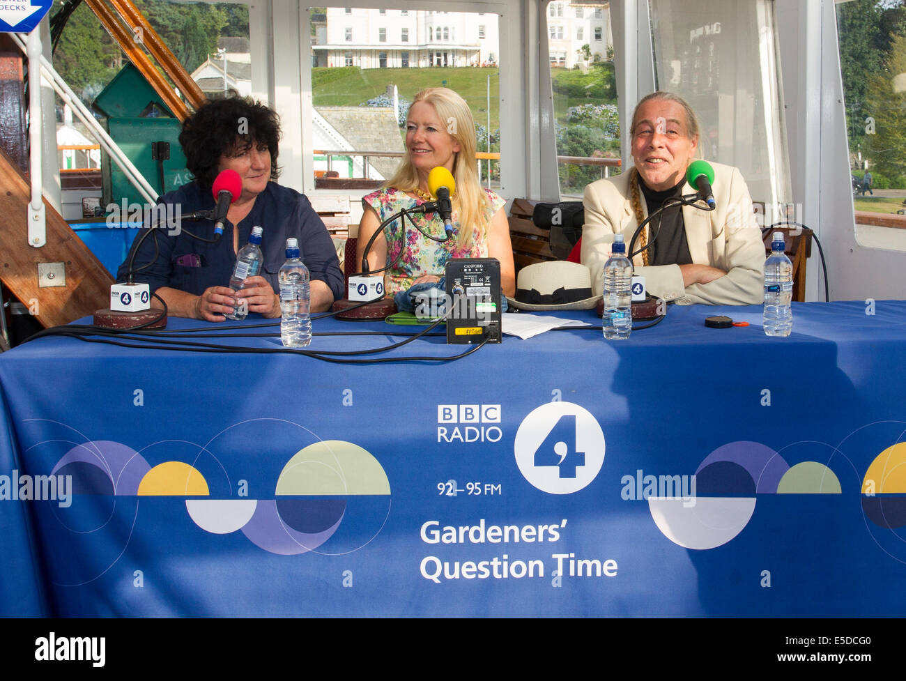 Lake Windermere Cumbria UK 28. Juli 2014 Bowness auf Windermere der Dampfer "The MV Teal' Zugehörigkeit zu Kreuzfahrten auf dem See Windermere bewirtet BBC" Gärtner "Fragestunde" am Montag 28. Juli. Diese spezielle Aufnahme des beliebten BBC Radio 4 Show fand in der Mitte des Sees. Der Vorsitzende Eric Robson traten Diskussionsteilnehmer (Foto) Pippa Greenwood, Bunny Guinness & Bod Flowerdew Garten Anfragen aus dieser einzigartigen Umgebung im Herzen der Seenplatte zu beantworten. Auch hat Roger Bolton von "Feedback" eine Dokumentation der einzigartigen Aufnahme. Bildnachweis: Gordon Shoosmith/Alamy Live-Nachrichten Stockfoto