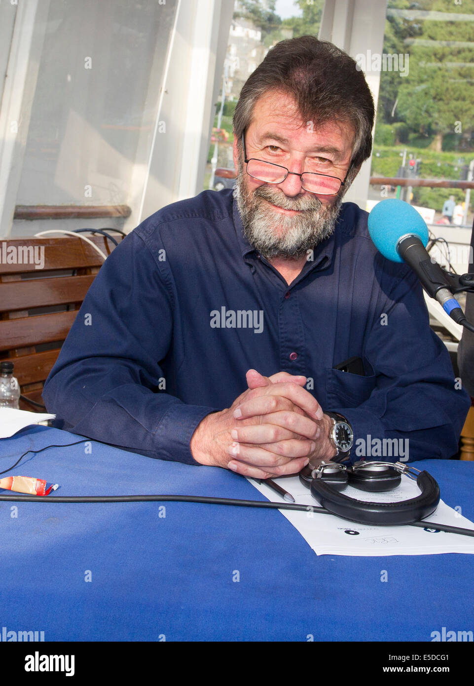 Lake Windermere Cumbria UK 28. Juli 2014 Bowness auf Windermere der Dampfer "The MV Teal' Zugehörigkeit zu Kreuzfahrten auf dem See Windermere bewirtet BBC" Gärtner "Fragestunde" am Montag 28. Juli. Diese spezielle Aufnahme des beliebten BBC Radio 4 Show fand in der Mitte des Sees. Der Vorsitzende Eric Robson(photo of) traten Diskussionsteilnehmer Bod Flowerdew Bunny Guinness & Pippa Greenwood Beantwortung Garten Anfragen aus dieser einzigartigen Umgebung im Herzen der Seenplatte. Auch hat Roger Bolton von "Feedback" eine Dokumentation der einzigartigen Aufnahme. Bildnachweis: Gordon Shoosmith/Alamy Live-Nachrichten Stockfoto