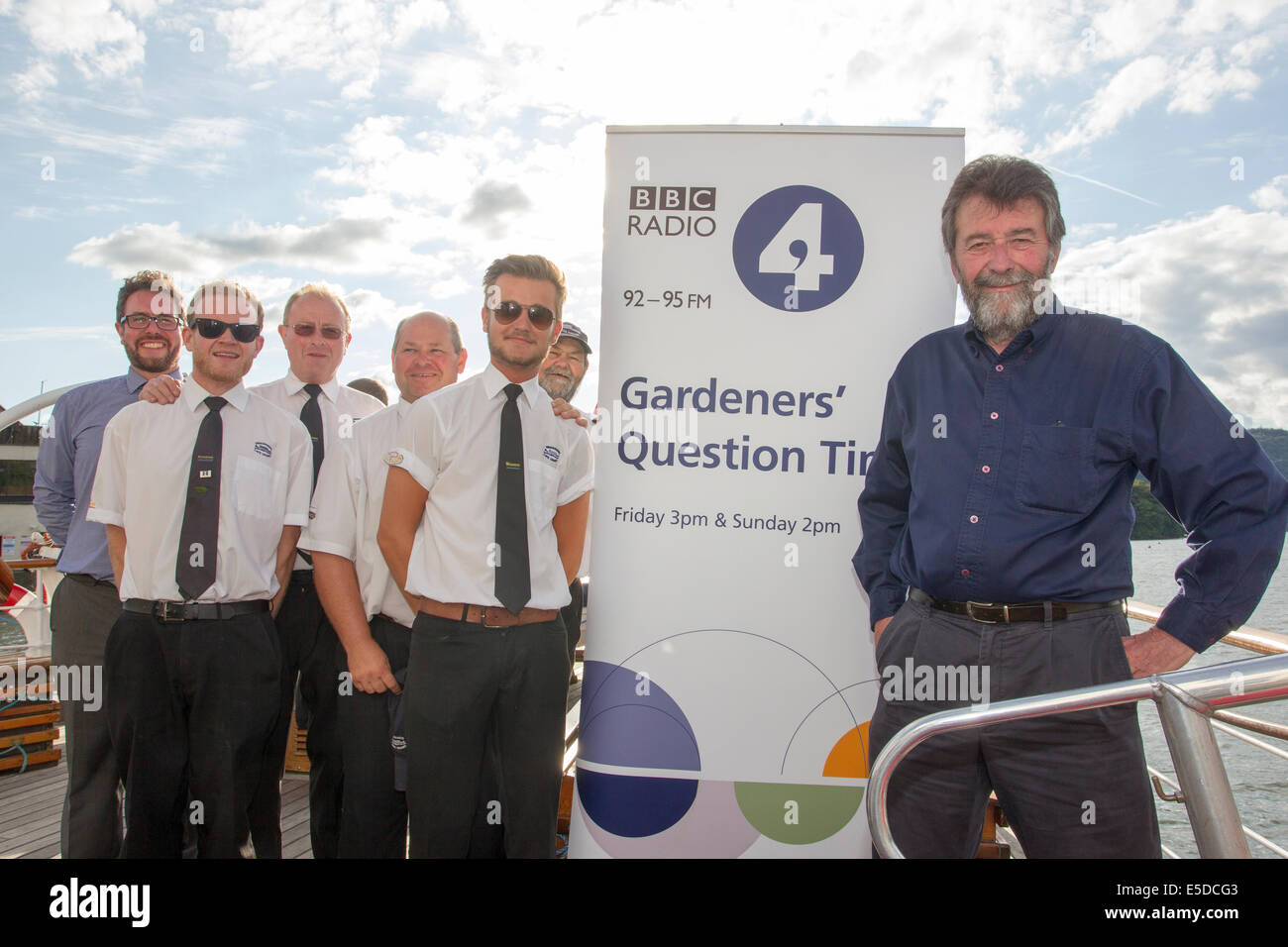 Lake Windermere Cumbria UK 28. Juli 2014 Bowness auf Windermere der Dampfer "The MV Teal' Zugehörigkeit zu Kreuzfahrten auf dem See Windermere bewirtet BBC" Gärtner "Fragestunde" am Montag 28. Juli. Diese spezielle Aufnahme des beliebten BBC Radio 4 Show fand in der Mitte des Sees. Der Vorsitzende Eric Robson traten Diskussionsteilnehmer Bod Flowerdew Bunny Guinness & Pippa Greenwood Beantwortung Garten Anfragen aus dieser einzigartigen Umgebung im Herzen der Seenplatte. Die Crew der Teal & Eric Robson. Bildnachweis: Gordon Shoosmith/Alamy Live-Nachrichten Stockfoto