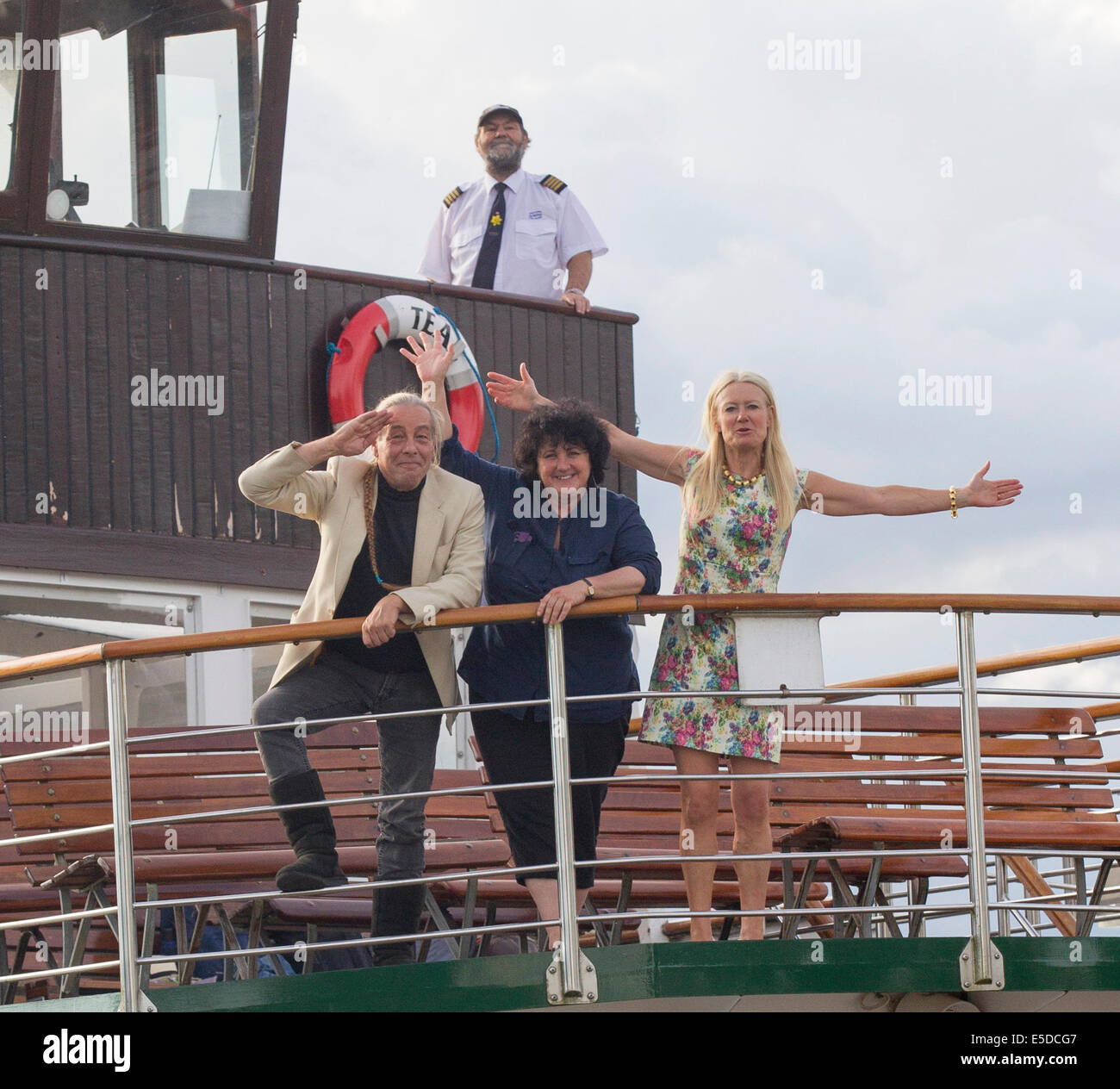 Lake Windermere Cumbria UK 28. Juli 2014 Bowness auf Windermere der Dampfer "The MV Teal' Zugehörigkeit zu Kreuzfahrten auf dem See Windermere bewirtet BBC" Gärtner "Fragestunde" am Montag 28. Juli. Diese spezielle Aufnahme des beliebten BBC Radio 4 Show fand in der Mitte des Sees. Der Vorsitzende Eric Robson gesellte sich Diskussionsteilnehmer (Foto) Bod Flowerdew "Pippa Greenwood & Bunny Guinness Garten ähnliche Anfragen aus dieser einzigartigen Umgebung im Herzen der Seenplatte zu beantworten. Auch hat Roger Bolton von "Feedback" eine Dokumentation der einzigartigen Aufnahme. Bildnachweis: Gordon Shoosmith/Alamy Live neu Stockfoto