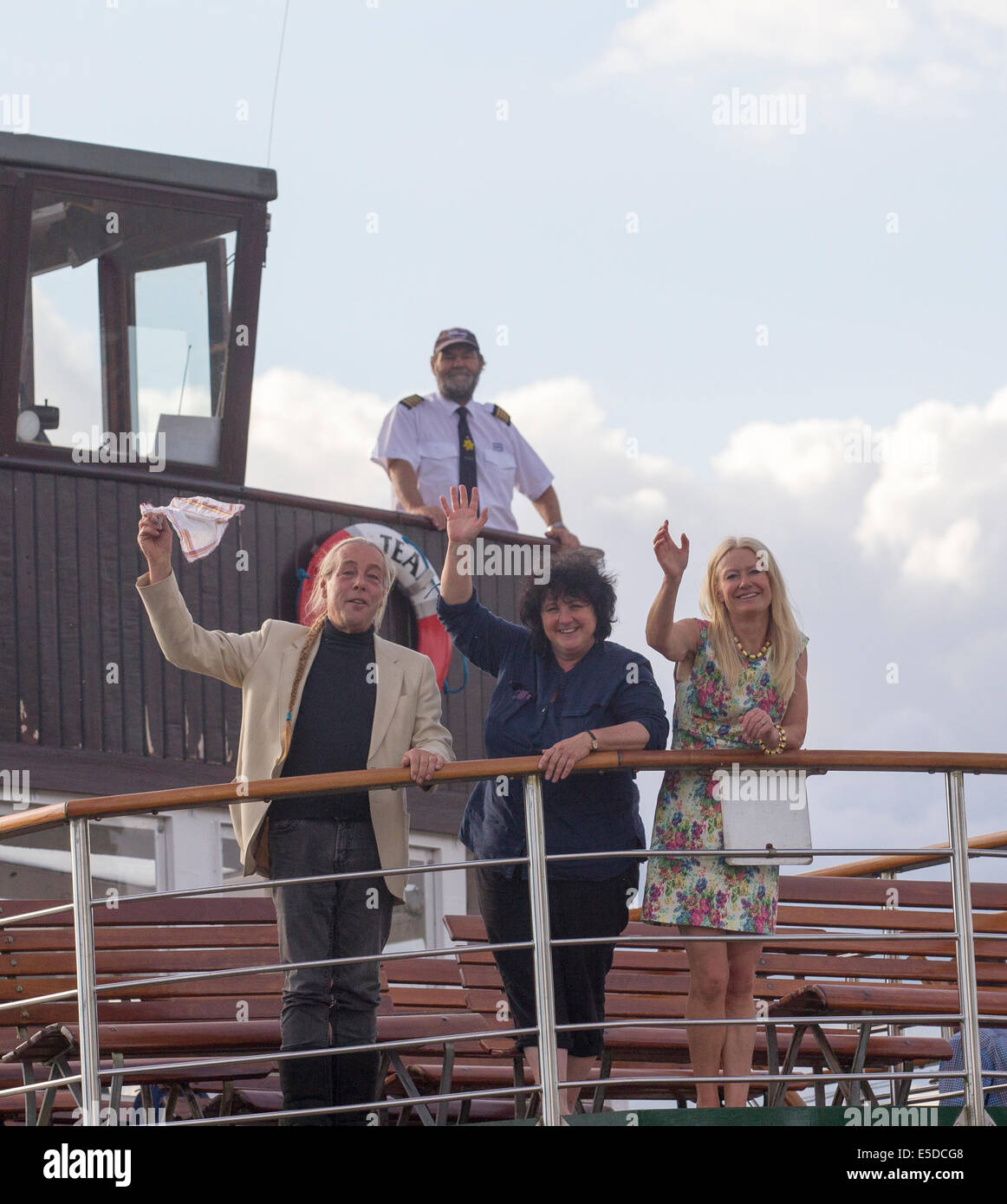 Lake Windermere Cumbria UK 28. Juli 2014 Bowness auf Windermere der Dampfer "The MV Teal' Zugehörigkeit zu Kreuzfahrten auf dem See Windermere bewirtet BBC" Gärtner "Fragestunde" am Montag 28. Juli. Diese spezielle Aufnahme des beliebten BBC Radio 4 Show fand in der Mitte des Sees. Der Vorsitzende Eric Rodinson gesellte sich der Panelteilnehmer (Foto) Bod Flowerdew "Pippa Greenwood & Bunny Guinness Garten ähnliche Anfragen aus dieser einzigartigen Umgebung im Herzen der Seenplatte zu beantworten. Auch hat Roger Bolton von "Feedback" eine Dokumentation der einzigartigen Aufnahme. Bildnachweis: Gordon Shoosmith/Alamy Live Stockfoto