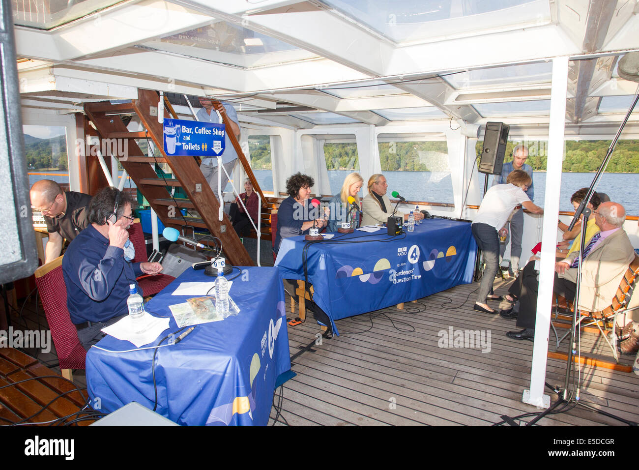 Lake Windermere Cumbria UK 28. Juli 2014 Bowness auf Windermere der Dampfer "The MV Teal' Zugehörigkeit zu Kreuzfahrten auf dem See Windermere bewirtet BBC" Gärtner "Fragestunde" am Montag 28. Juli. Diese spezielle Aufnahme des beliebten BBC Radio 4 Show fand in der Mitte des Sees. Der Vorsitzende Eric Robson traten Diskussionsteilnehmer Bod Flowerdew Bunny Guinness & Pippa Greenwood Beantwortung Garten Anfragen aus dieser einzigartigen Umgebung im Herzen der Seenplatte. Auch hat Roger Bolton von "Feedback" eine Dokumentation der einzigartigen Aufnahme. Bildnachweis: Gordon Shoosmith/Alamy Live-Nachrichten Stockfoto
