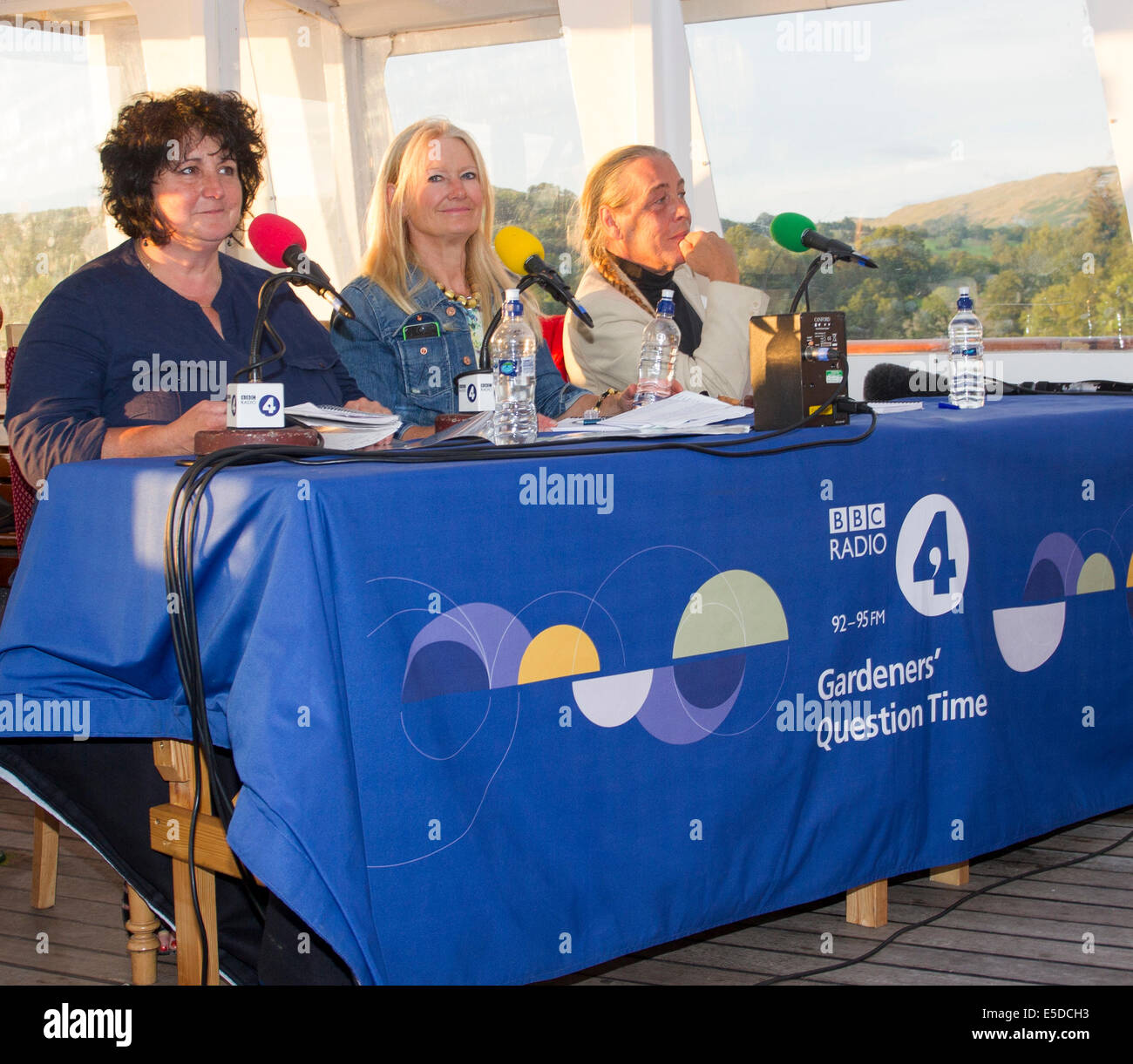 Lake Windermere Cumbria UK 28. Juli 2014 Bowness auf Windermere der Dampfer "The MV Teal' Zugehörigkeit zu Kreuzfahrten auf dem See Windermere bewirtet BBC" Gärtner "Fragestunde" am Montag 28. Juli. Diese spezielle Aufnahme des beliebten BBC Radio 4 Show fand in der Mitte des Sees. Der Vorsitzende Eric Robson traten Diskussionsteilnehmer (Foto) Pippa Greenwood, Bunny Guinness & Bod Flowerdew Garten Anfragen aus dieser einzigartigen Umgebung im Herzen der Seenplatte zu beantworten. Auch hat Roger Bolton von "Feedback" eine Dokumentation der einzigartigen Aufnahme. Bildnachweis: Gordon Shoosmith/Alamy Live-Nachrichten Stockfoto
