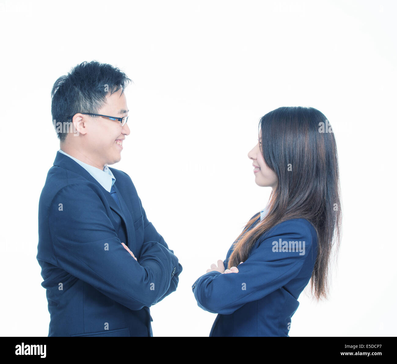 Gerne asiatische Unternehmer. Junger Mann und Frau, die Angelegenheiten der Gesellschaft zu vereinbaren. Stockfoto