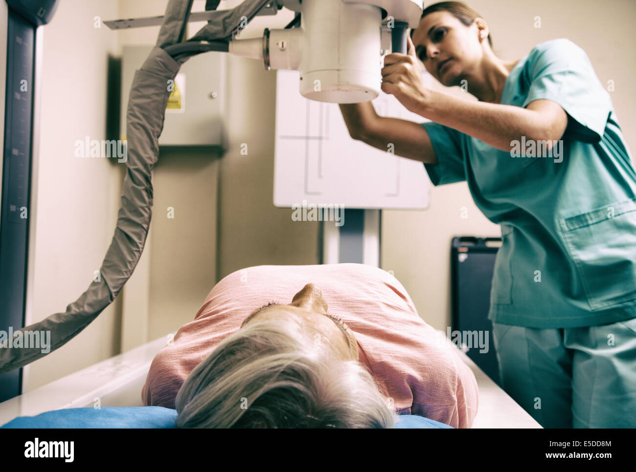 Ärztin Analyse Frau mit Scanner Röntgengerät der 60er Jahre. Stockfoto Ärztin Analyse Frau mit Scanner Röntgengerät der 60er Jahre. Stockfoto