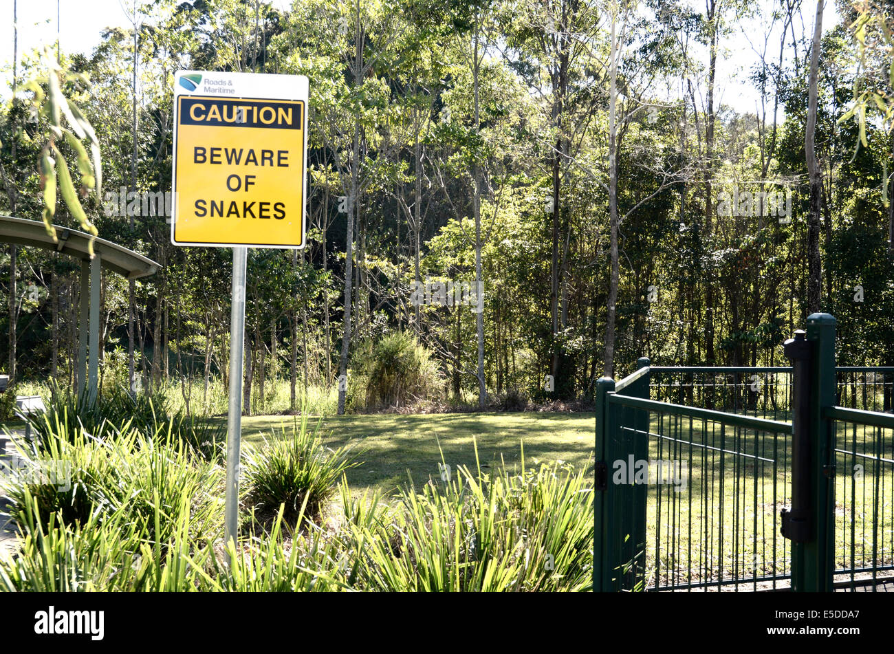 Hüten Sie sich vor Schlangen Schild Kinderspielplatz am Straßenrand Picknick vor Ort. nördlichen NSW Australia Stockfoto