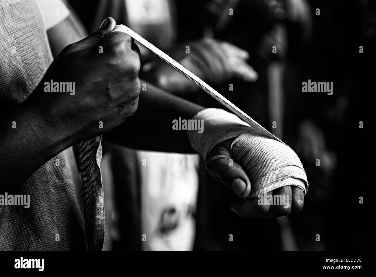 Kampala, Uganda. 10. Dezember 2013. Mit nur ein paar Handschuhe, Schuhe und schmutzigen Bandagen trainieren Boxerinnen täglich mehr als 2,5 Stunden. (Kredit-Bild: © Peter Bauza/zReportage.com über ZUMA Press) Stockfoto