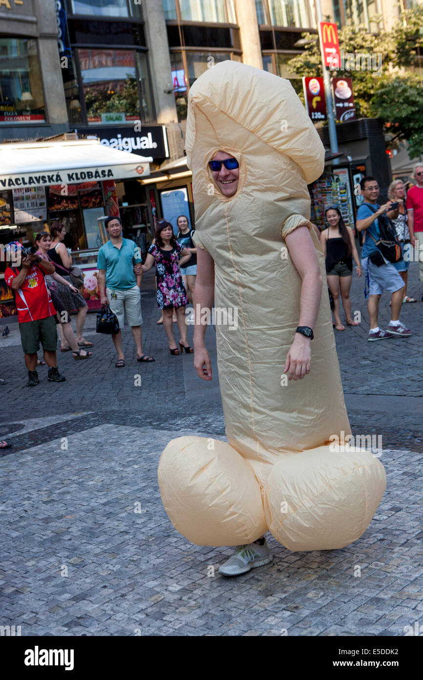 Foto des großen Penis Lesben-Sex auf einem Bett