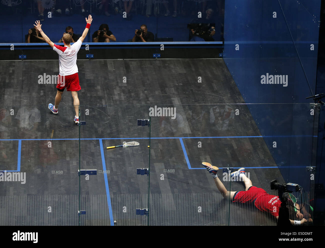 Glasgow, Schottland. 28. Juli 2014. Nick Matthew von England feiert James Willstrop von England an den Hof nach ihrer Männer Singles Goldmedaille endgültige Squash am Tag 5 der Glasgow 2014 Commonwealth Games in Scotstoun Sport Campus in Glasgow, Schottland, am 28. Juli 2014 fällt. Nick Matthew gewann 3-2. Bildnachweis: Wang Lili/Xinhua/Alamy Live-Nachrichten Stockfoto