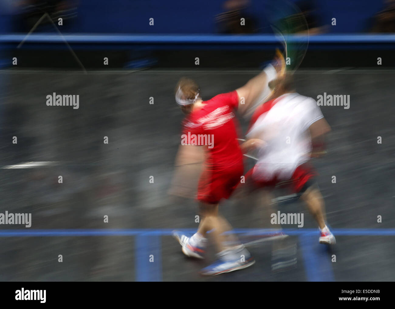 Glasgow, Schottland. 28. Juli 2014. James Willstrop(L) von England spielt einen Schuss gegen Nick Matthew von England während ihre Männer Singles Goldmedaille endgültige Squash am 5. Tag der Glasgow 2014 Commonwealth Games in Scotstoun Sport Campus in Glasgow, Schottland, Vereinigtes Königreich am 28. Juli 2014. Nick Matthew gewann 3-2. Bildnachweis: Wang Lili/Xinhua/Alamy Live-Nachrichten Stockfoto