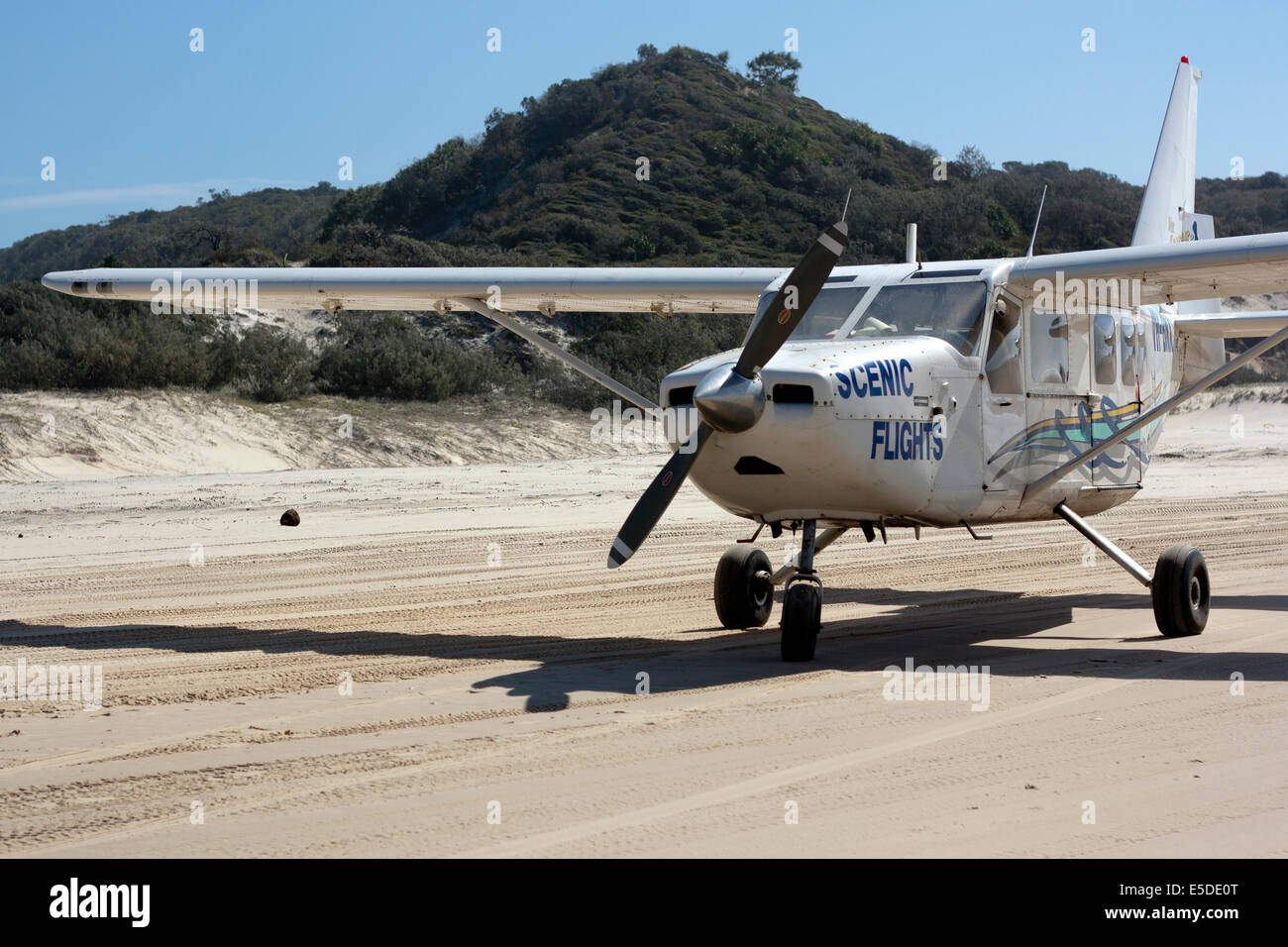 Ein Rundflug Flugzeug sitzen am Strand auf Fraser Island Stockfoto Ein Rundflug Flugzeug sitzen am Strand auf Fraser Island Stockfoto