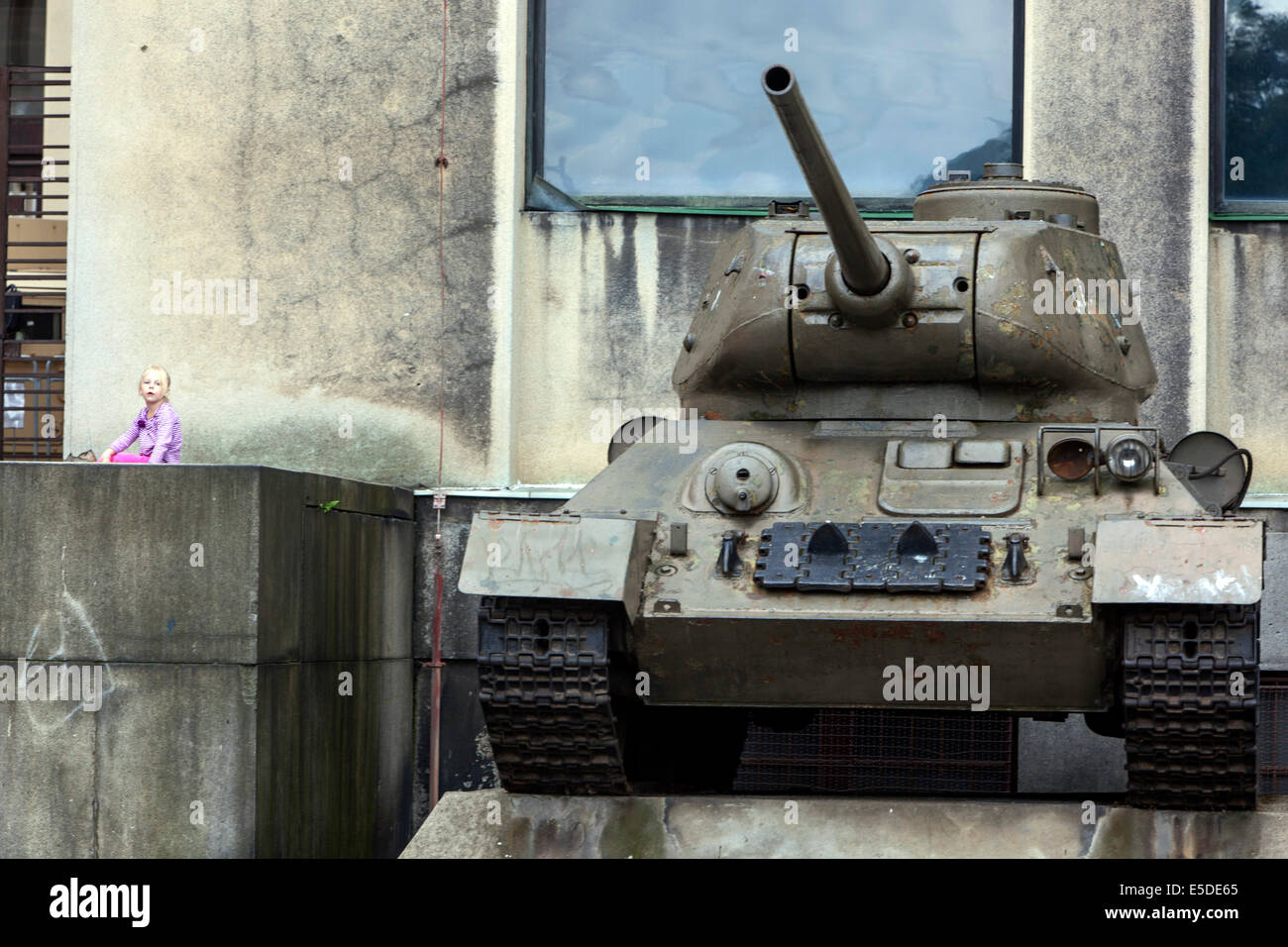 Tank T-34 und rosa Mädchen vor dem Militärhistorischen Institut Museum) Prager Museum, Zizkov Bezirk, Tschechische Republik Stockfoto