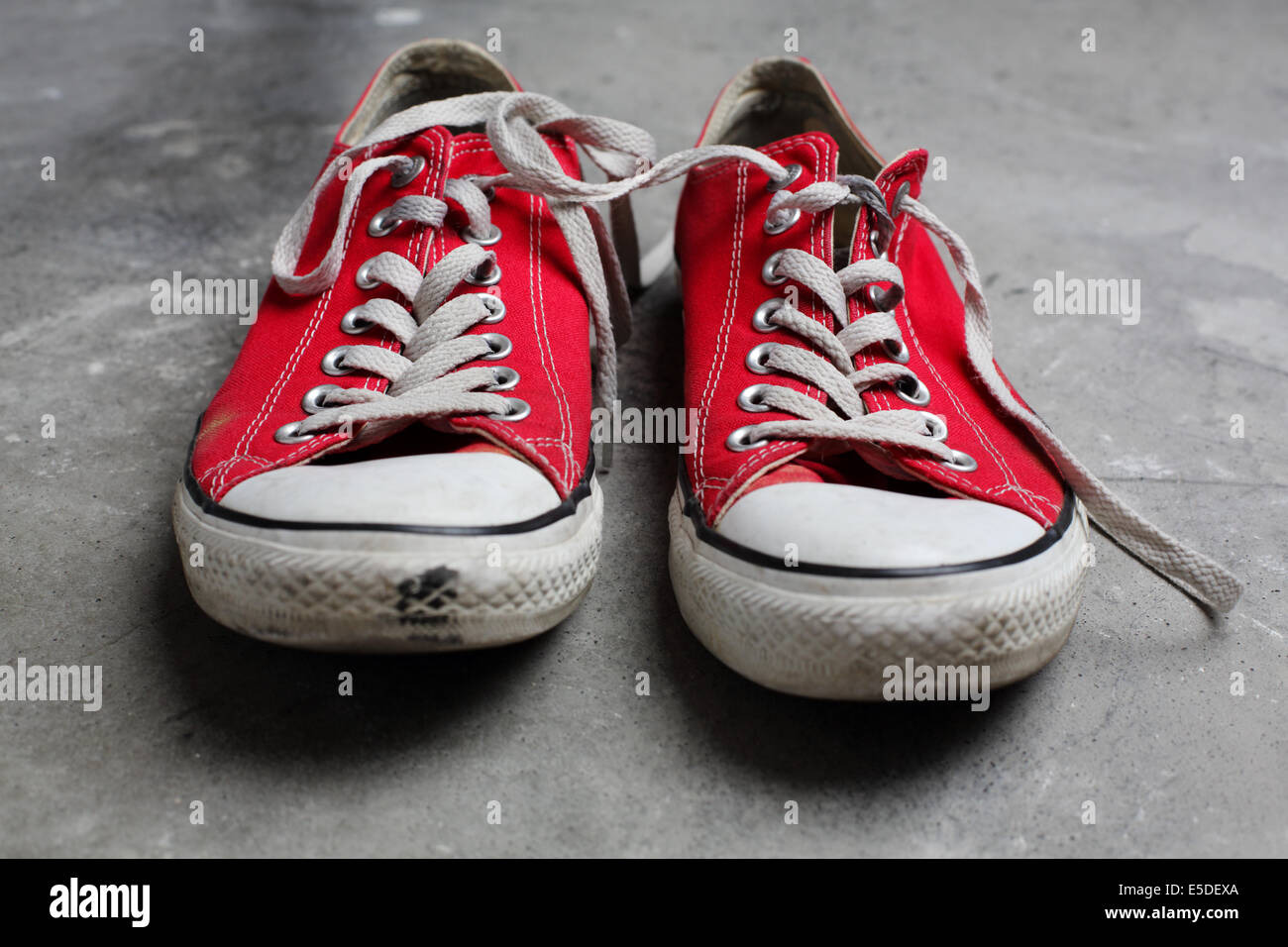 Rote converse schuhe -Fotos und -Bildmaterial in hoher Auflösung – Alamy