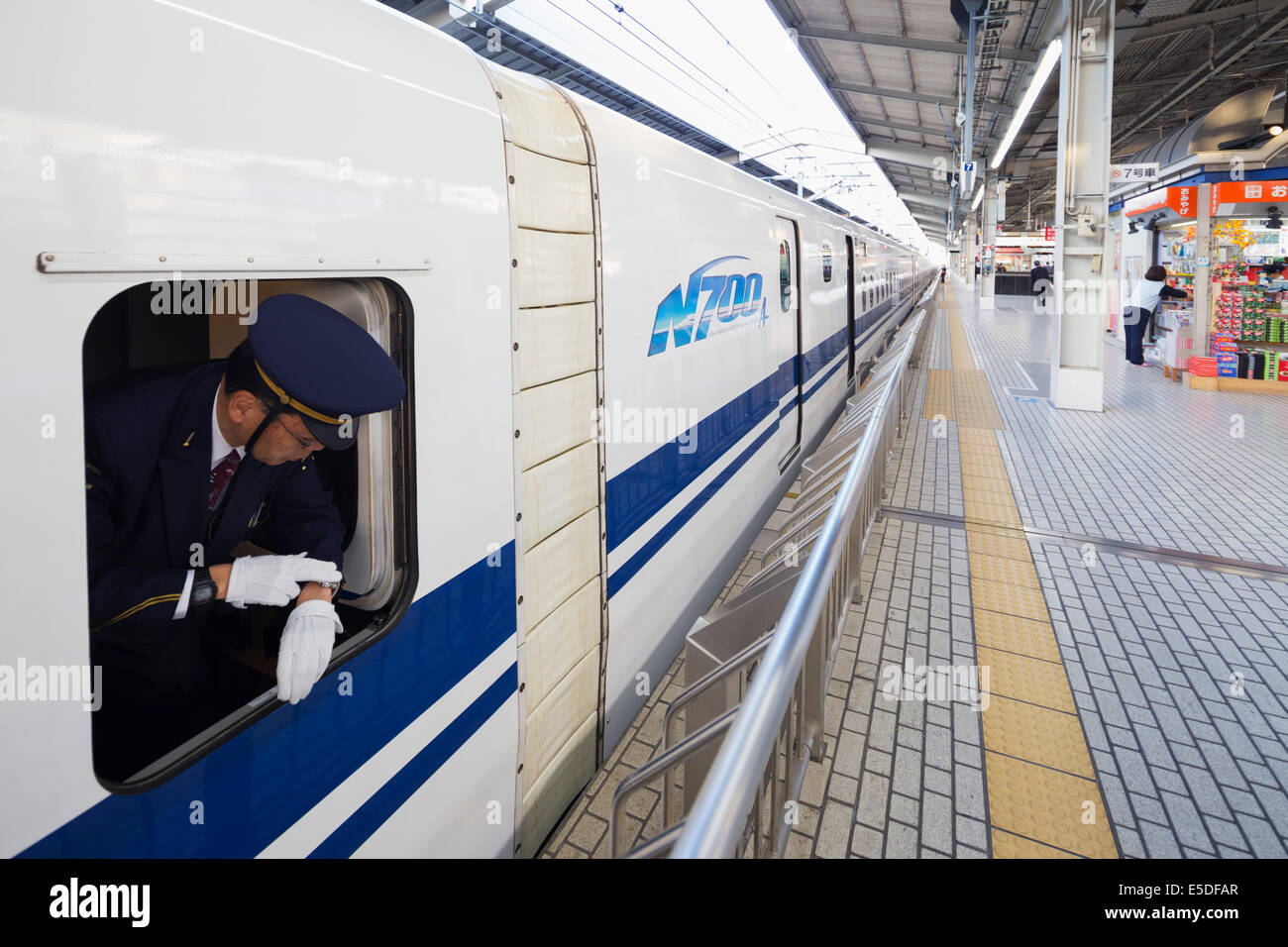 Asien, Japan, Honshu, Shinkansen-Hochgeschwindigkeitszug, Dirigent Zeitmessung Abreise Stockfoto