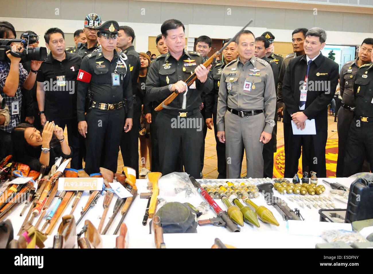 Bangkok, Thailand. 29. Juli 2014. Thailändische Armee Offiziere Anzeige 1500 Waffen, die im Juli während einer Pressekonferenz in Bangkok, Thailand, am 29. Juli 2014 konfisziert wurden. Das Militär führte ein Durchgreifen auf Straftaten im Rahmen der "Säuberung" eine Moral, für die thailändische Gesellschaft, wie thailändische Armeekommandant General Prayuth Chan-Ocha sagte. © Rachen Sageamsak/Xinhua/Alamy Live-Nachrichten Stockfoto