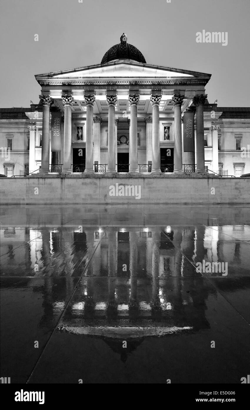 Die Nationalgalerie mit Reflexion, Trafalgar Square, London, England, Vereinigtes Königreich Stockfoto