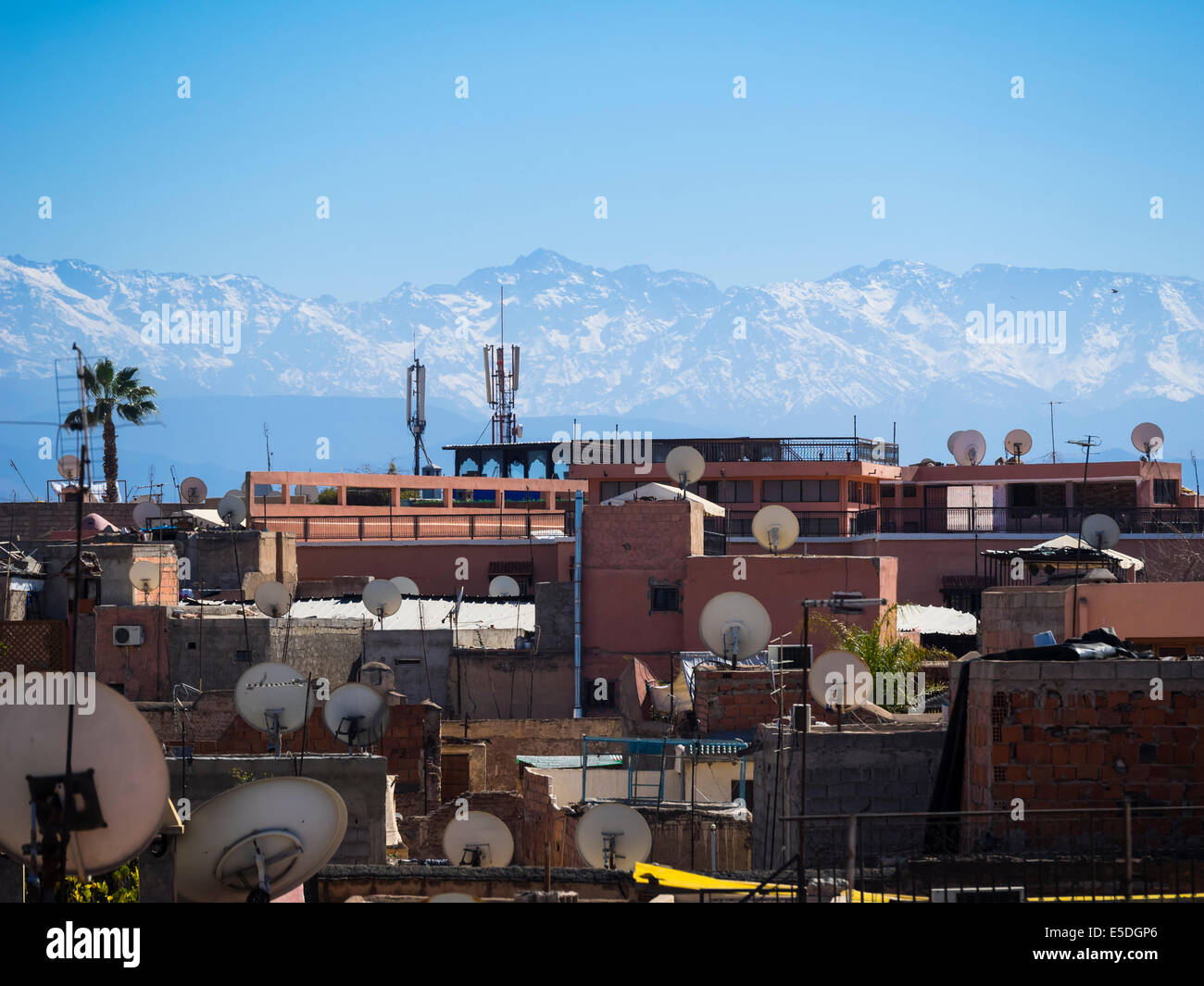 Marokko, Marrakesch, Blick über Dächer mit Satellitenschüsseln in Richtung Atlasgebirge Stockfoto