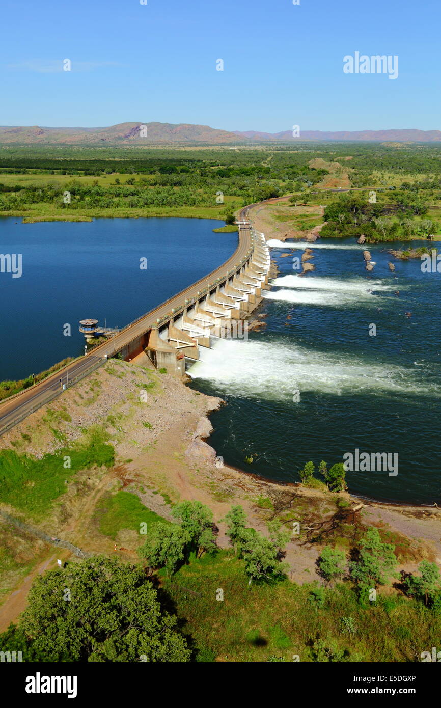 Die Ord River Flusswehr und Victoria Highway, Kununurra, Westaustralien. Stockfoto