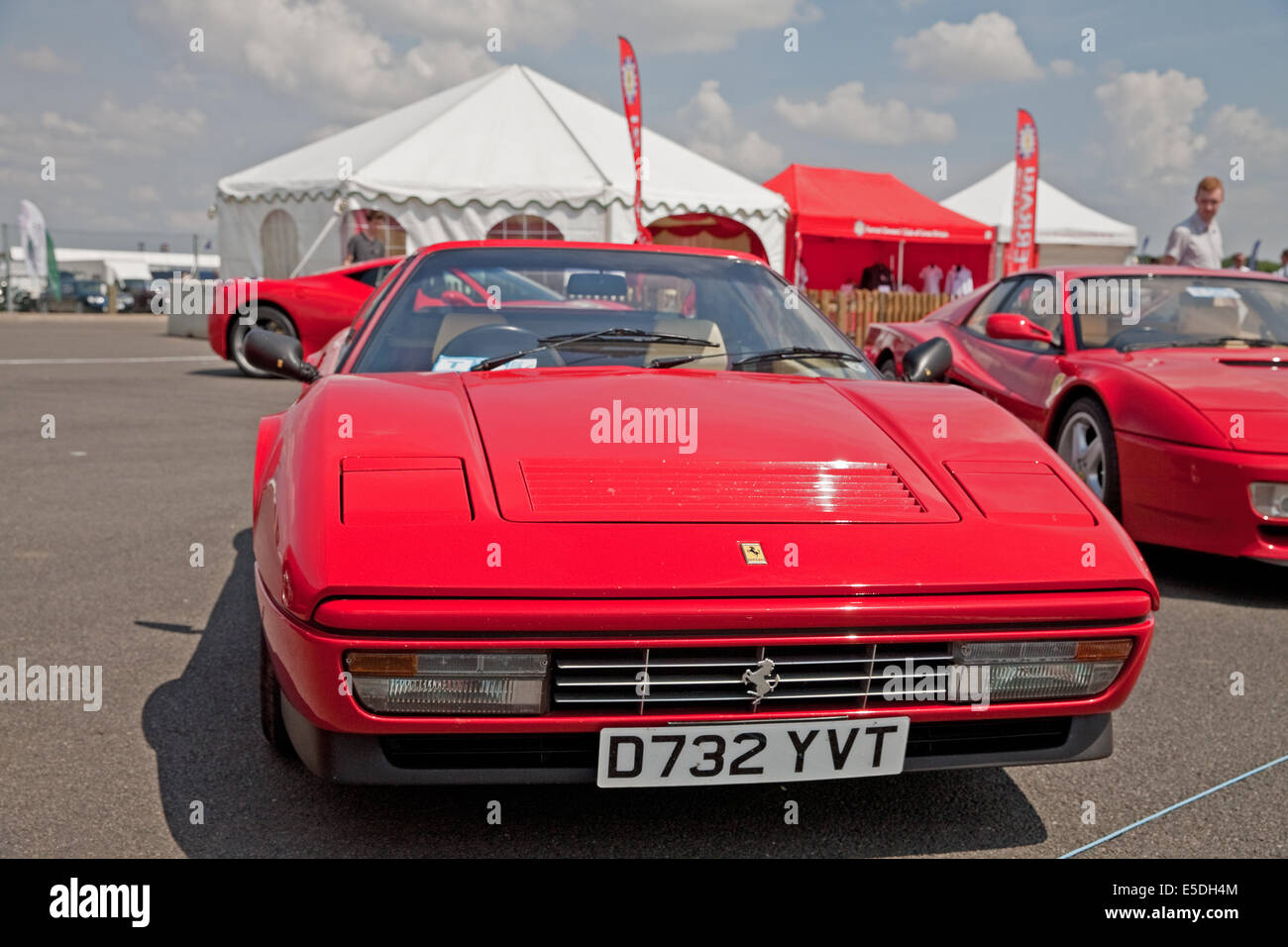 Roter Ferrari 3185cc Baujahr 1986 an Silverstone Rennstrecke auf OldtimerTag Stockfotografie