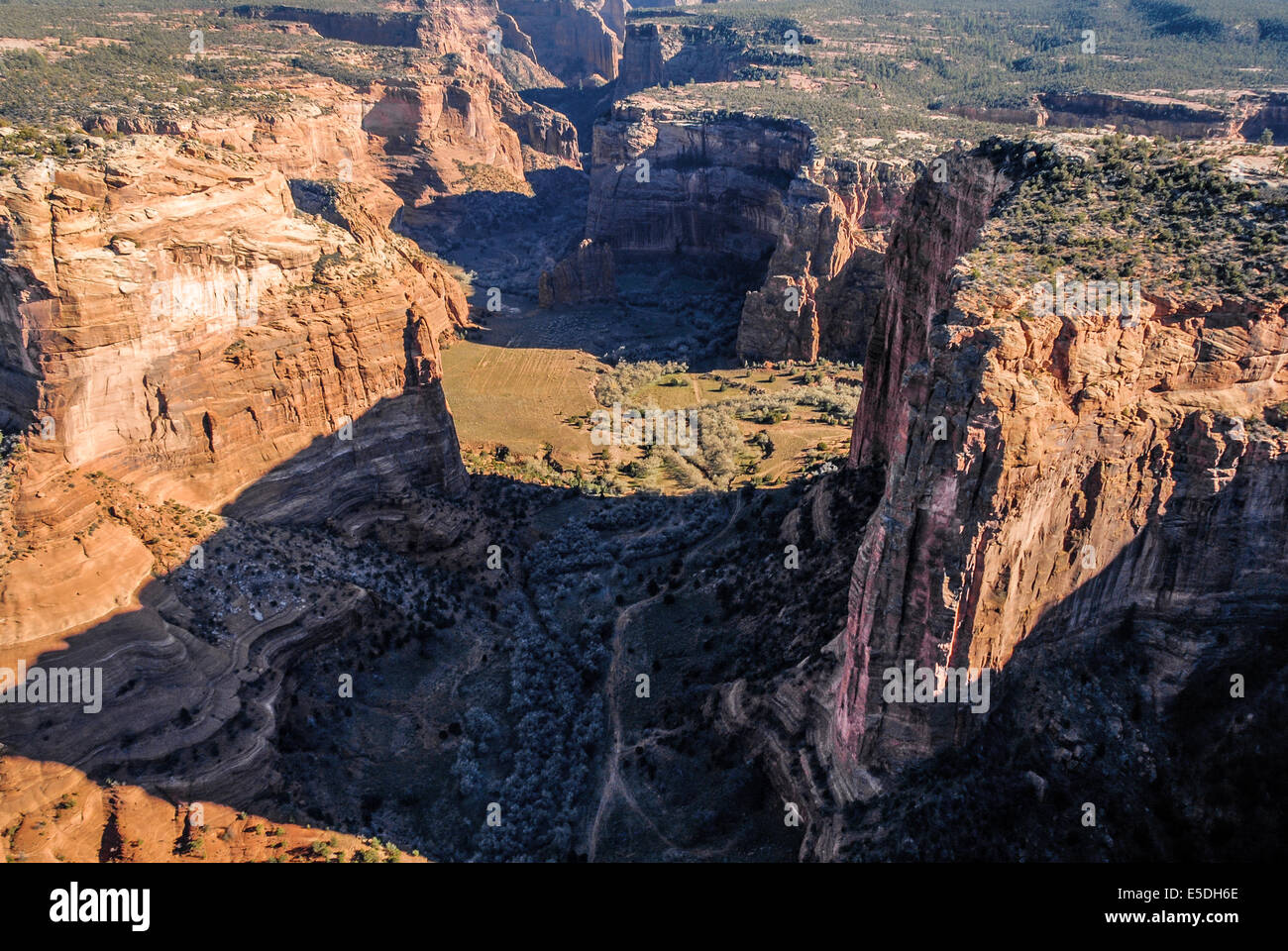 Hubschrauber-Luftaufnahme des Canyon de Chelly National Monument, das Hotel liegt innerhalb der Navajo Nation in der Nähe von Chinle, Arizona, USA. Stockfoto