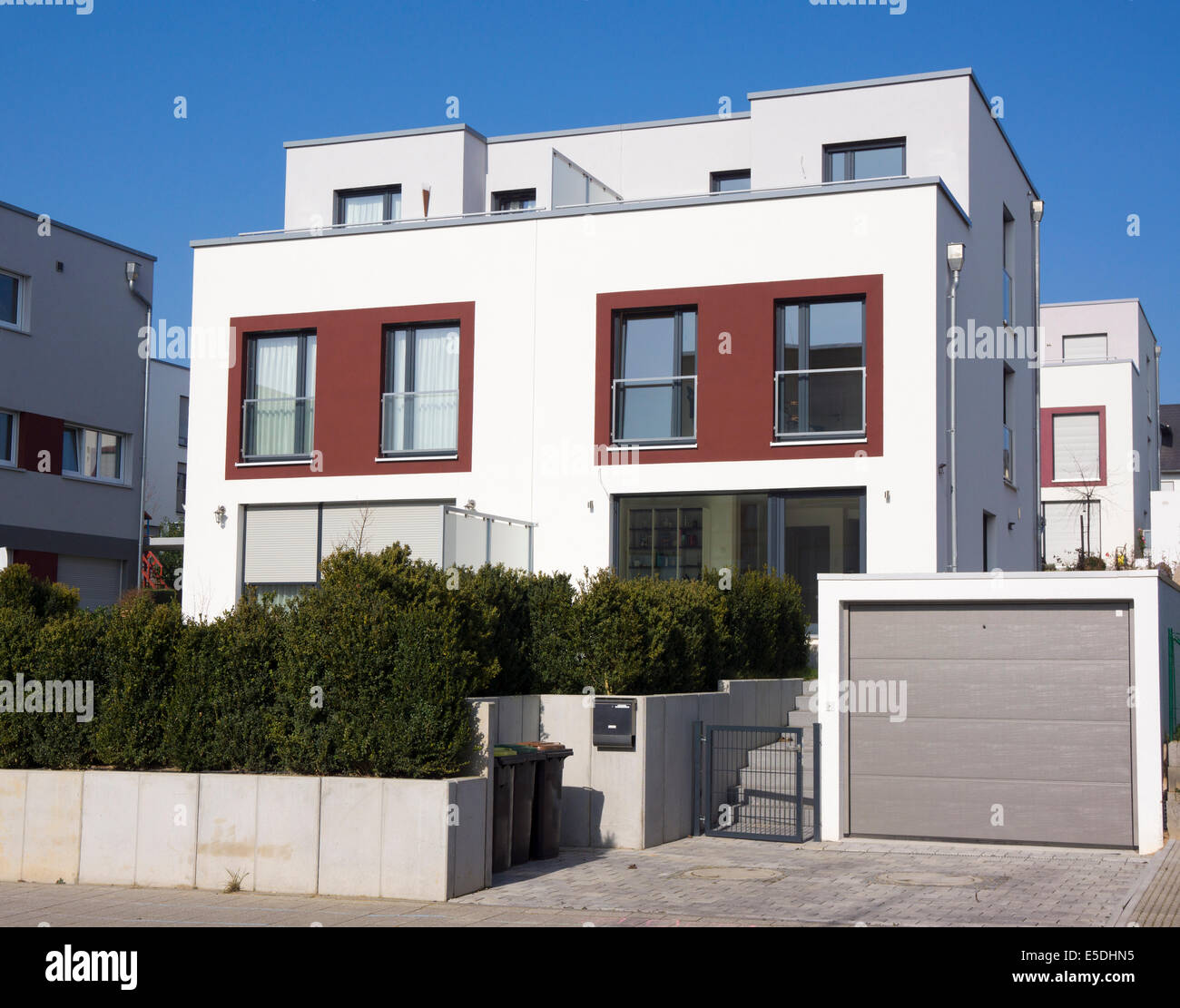 Deutschland, Hessen, Frankfurt-Riedberg, Blick auf Twin-Haus mit garage  Stockfotografie - Alamy