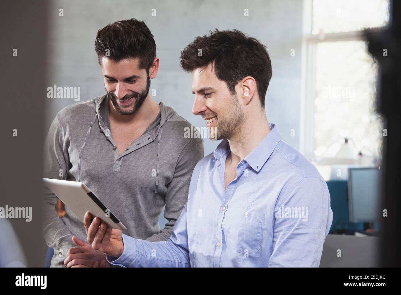 Zwei Kollegen mit digital-Tablette in einem offenen Raum-Büro Stockfoto