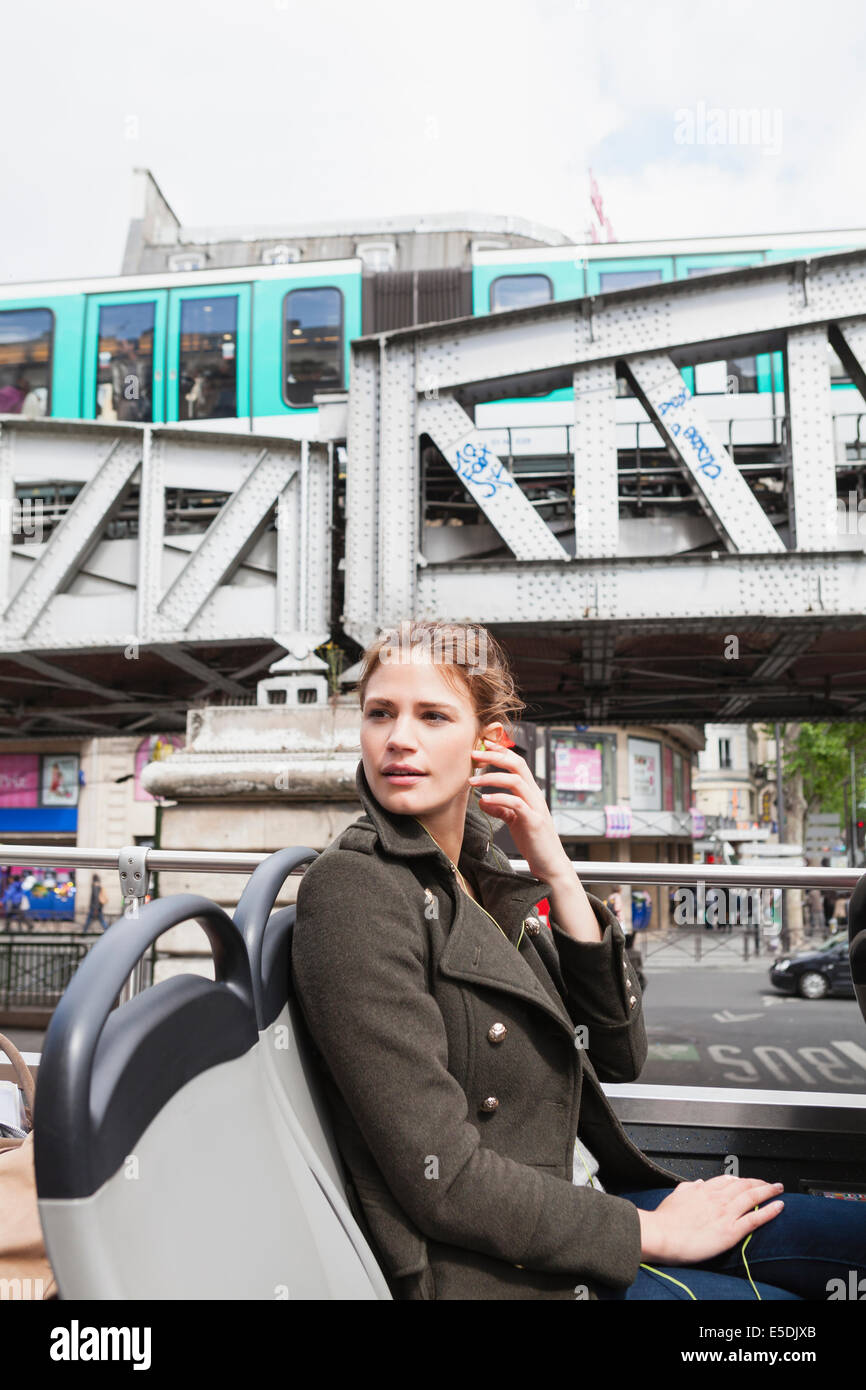 Frankreich, Paris, Portrait von junge Frau sitzt in einem Tour-bus Stockfoto
