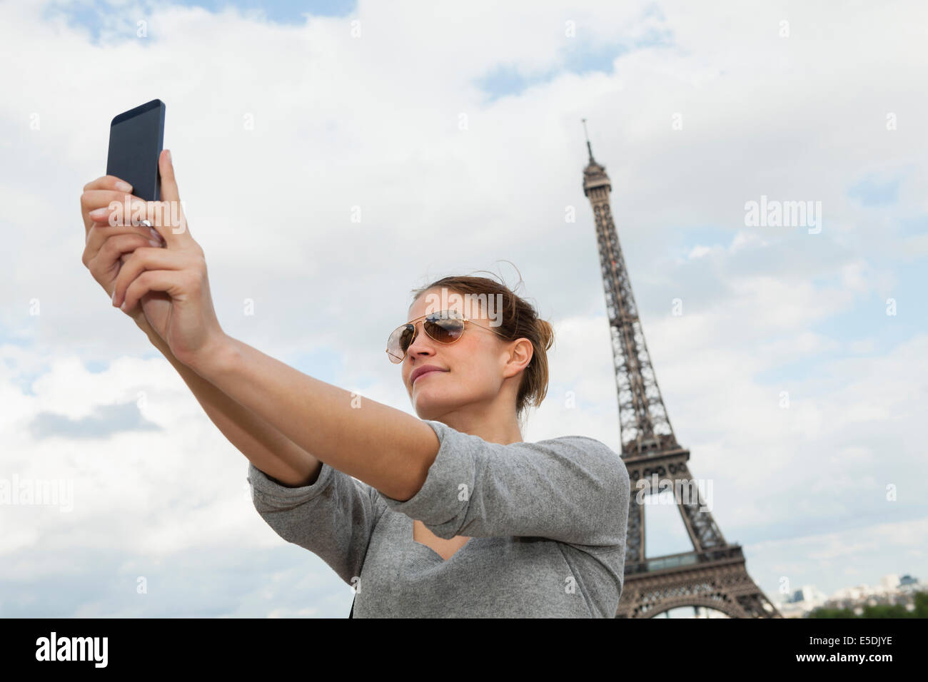 Frankreich Paris Portrat Der Jungen Frau Fotografieren Sich Mit Tablet Pc Vor Eiffelturm Stockfotografie Alamy