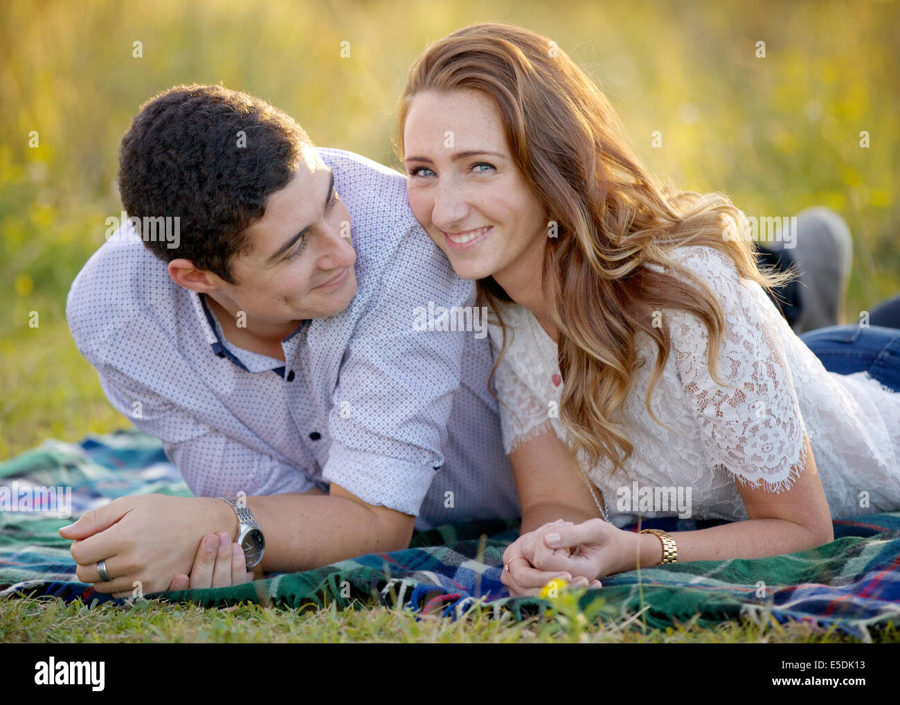 junges Paar auf Teppich, mit Rothaarigen Blick in die Kamera und Neigung zu männlich Stockfoto