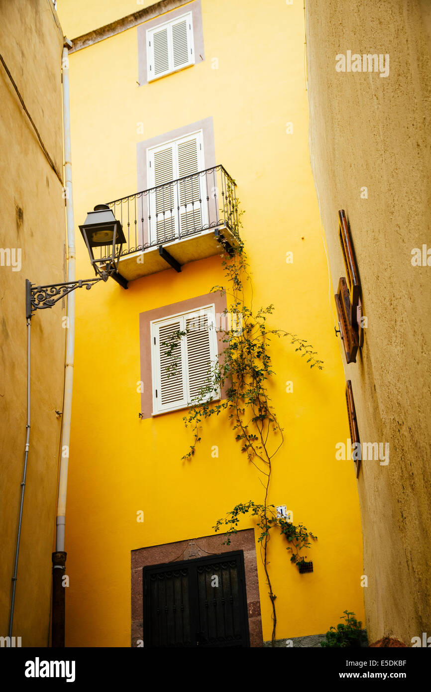 Italien, Sarinia, Bosa, Altstadt, Gasse, Haus, gelbe Fassade Stockfoto