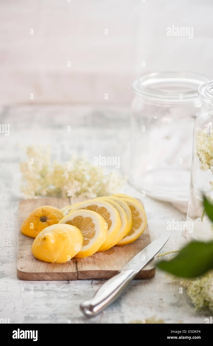 In Scheiben geschnittenen Zitronen für die Herstellung von Holunderblüten cordial Stockfoto