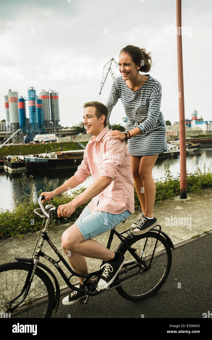 Junges Paar, zusammen mit dem Fahrrad fahren Stockfoto